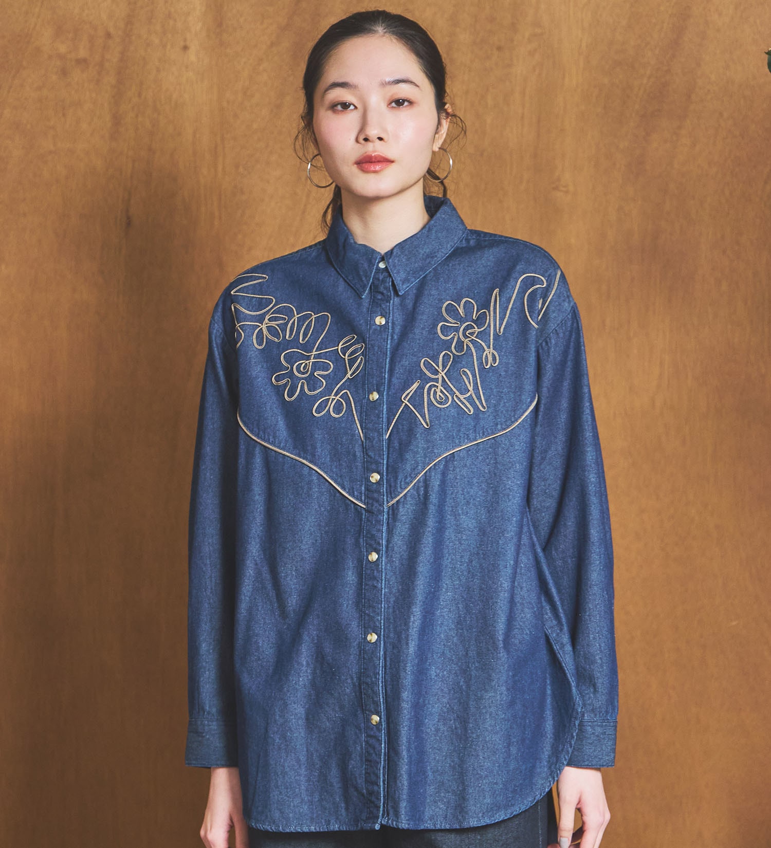 SOMETHING(サムシング)のSOMETHING コード刺繍デニムシャツ|トップス/シャツ/ブラウス/レディース|インディゴブルー