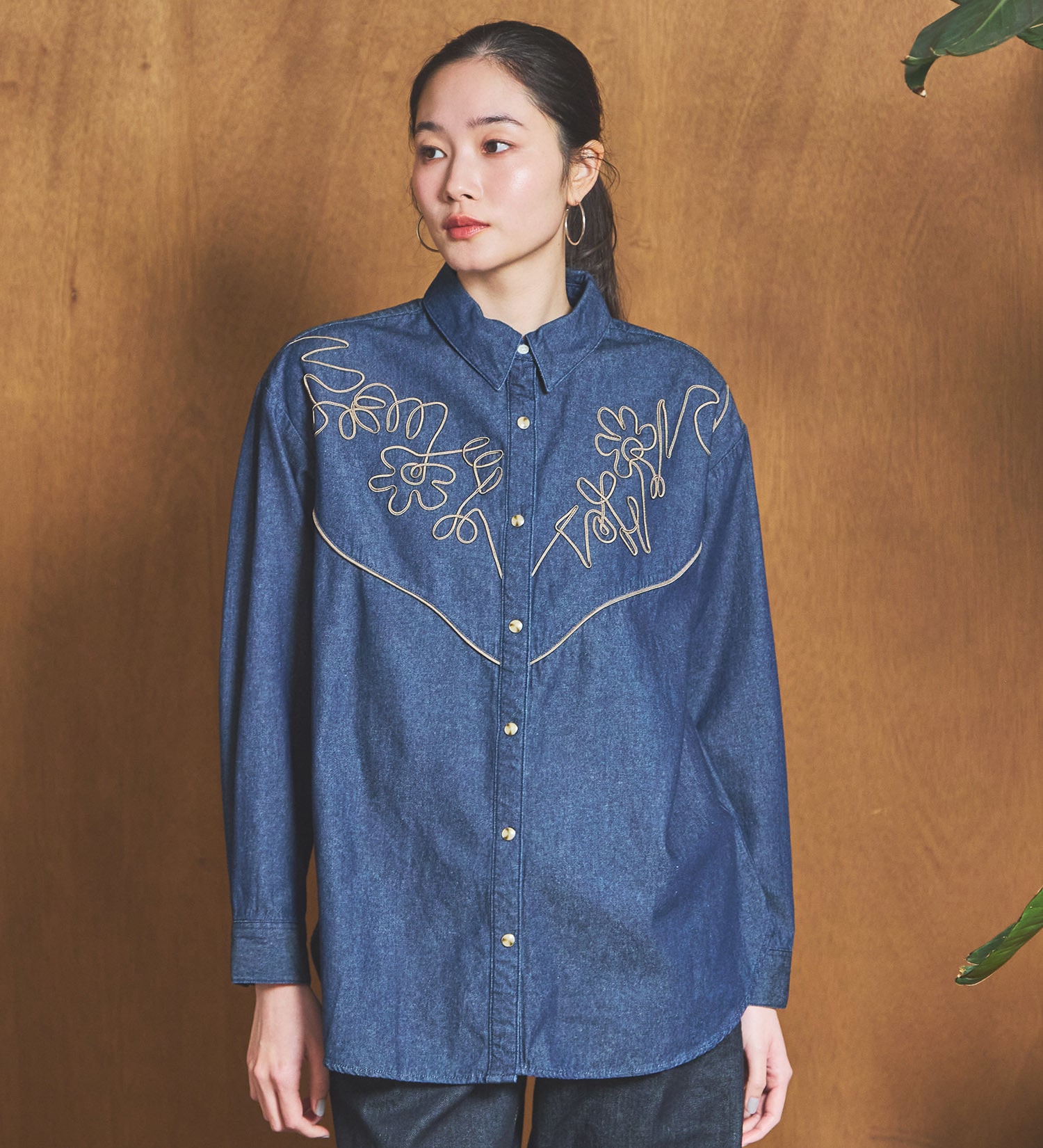 SOMETHING(サムシング)のSOMETHING コード刺繍デニムシャツ|トップス/シャツ/ブラウス/レディース|インディゴブルー