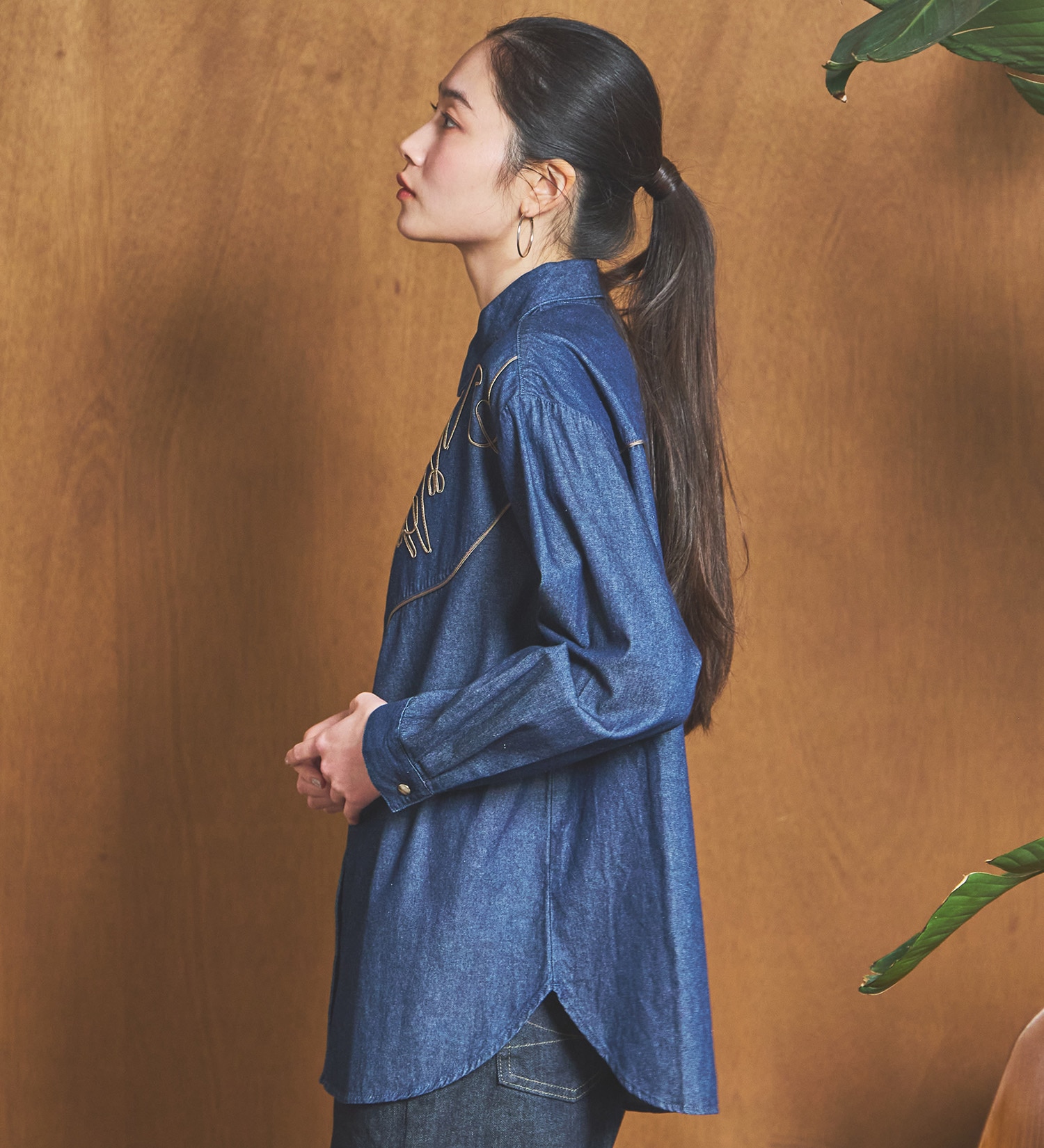 SOMETHING(サムシング)のSOMETHING コード刺繍デニムシャツ|トップス/シャツ/ブラウス/レディース|インディゴブルー