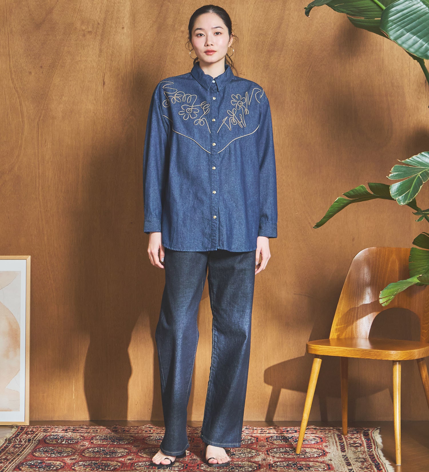 SOMETHING(サムシング)のSOMETHING コード刺繍デニムシャツ|トップス/シャツ/ブラウス/レディース|インディゴブルー