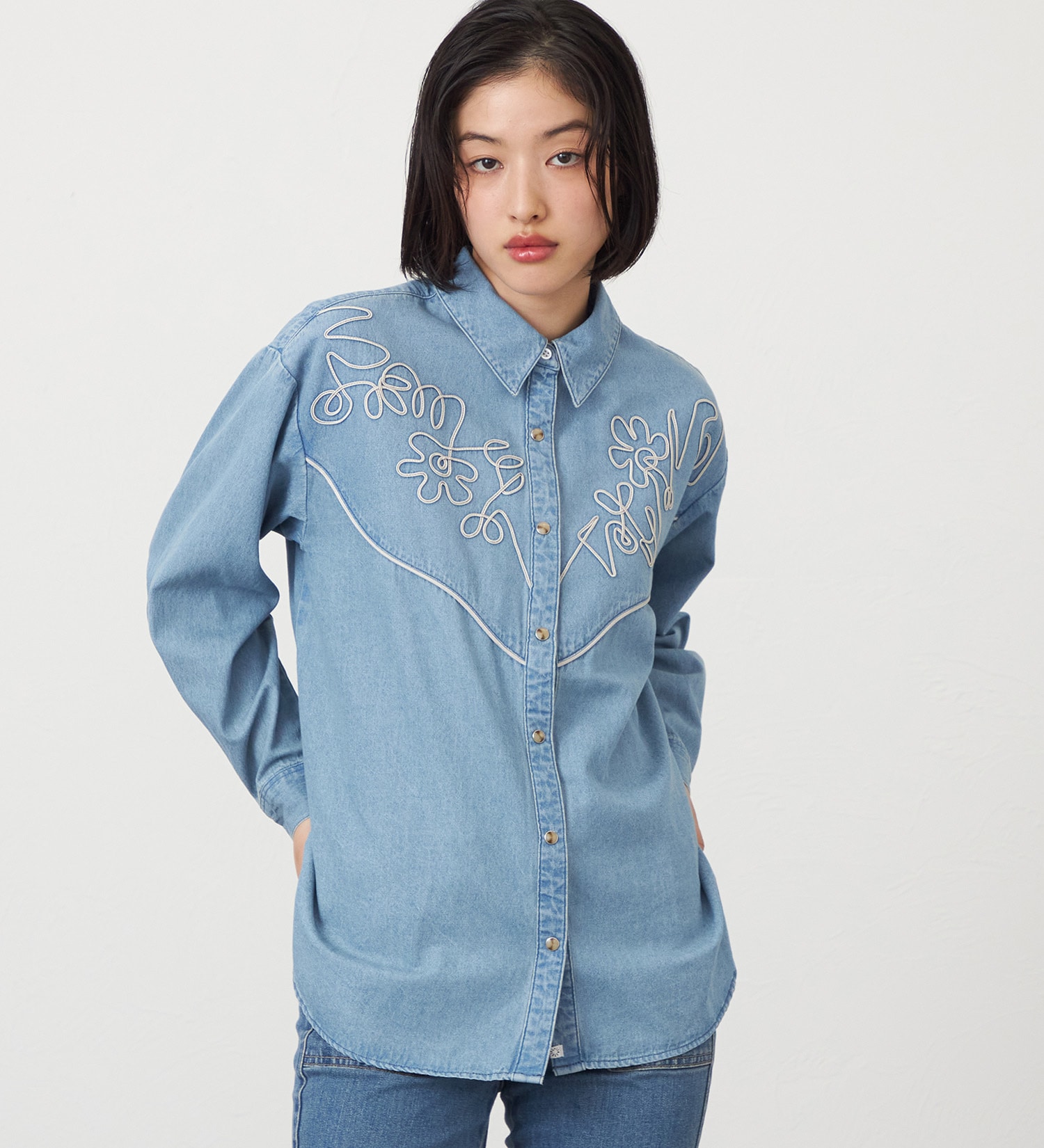 SOMETHING(サムシング)のSOMETHING コード刺繍デニムシャツ|トップス/シャツ/ブラウス/レディース|淡色ブルー