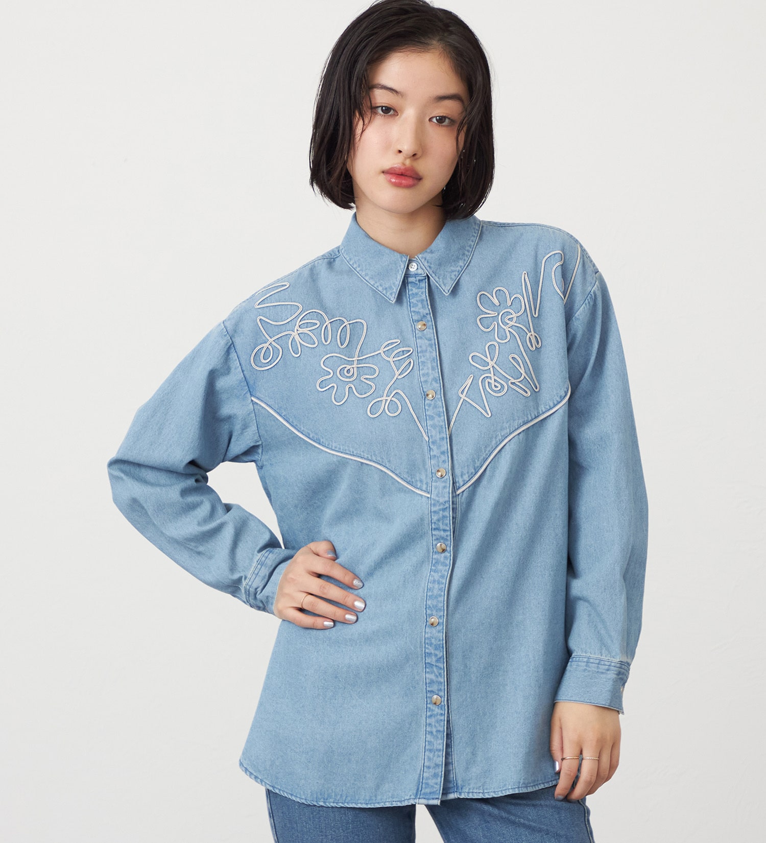 SOMETHING(サムシング)のSOMETHING コード刺繍デニムシャツ|トップス/シャツ/ブラウス/レディース|淡色ブルー