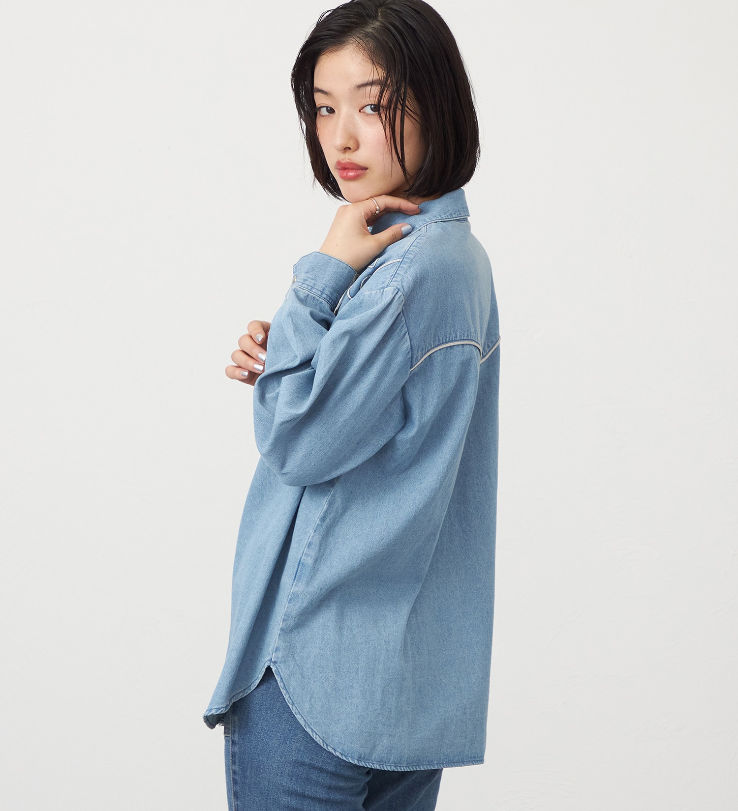 SOMETHING(サムシング)のSOMETHING コード刺繍デニムシャツ|トップス/シャツ/ブラウス/レディース|淡色ブルー