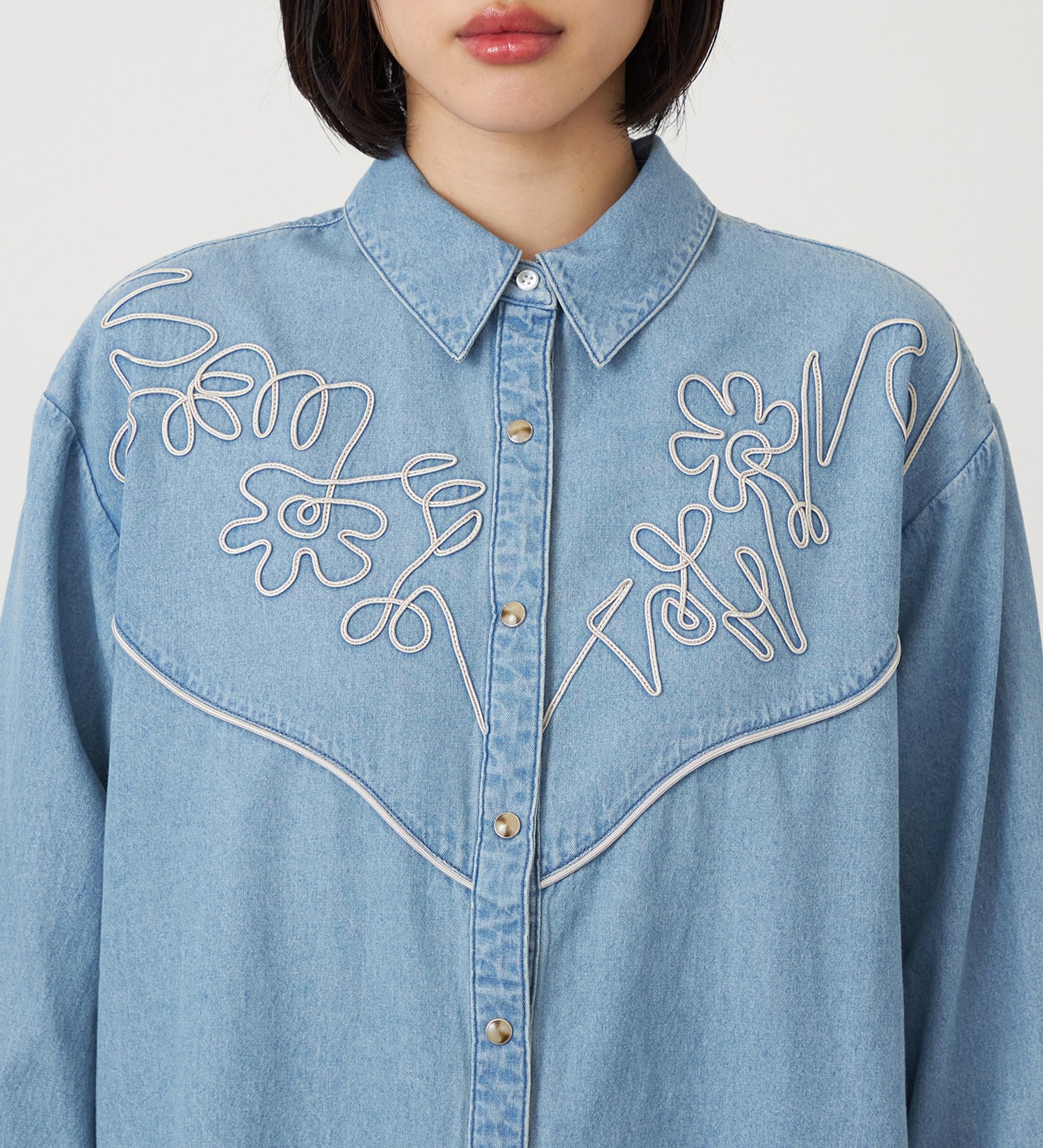 SOMETHING(サムシング)のSOMETHING コード刺繍デニムシャツ|トップス/シャツ/ブラウス/レディース|淡色ブルー