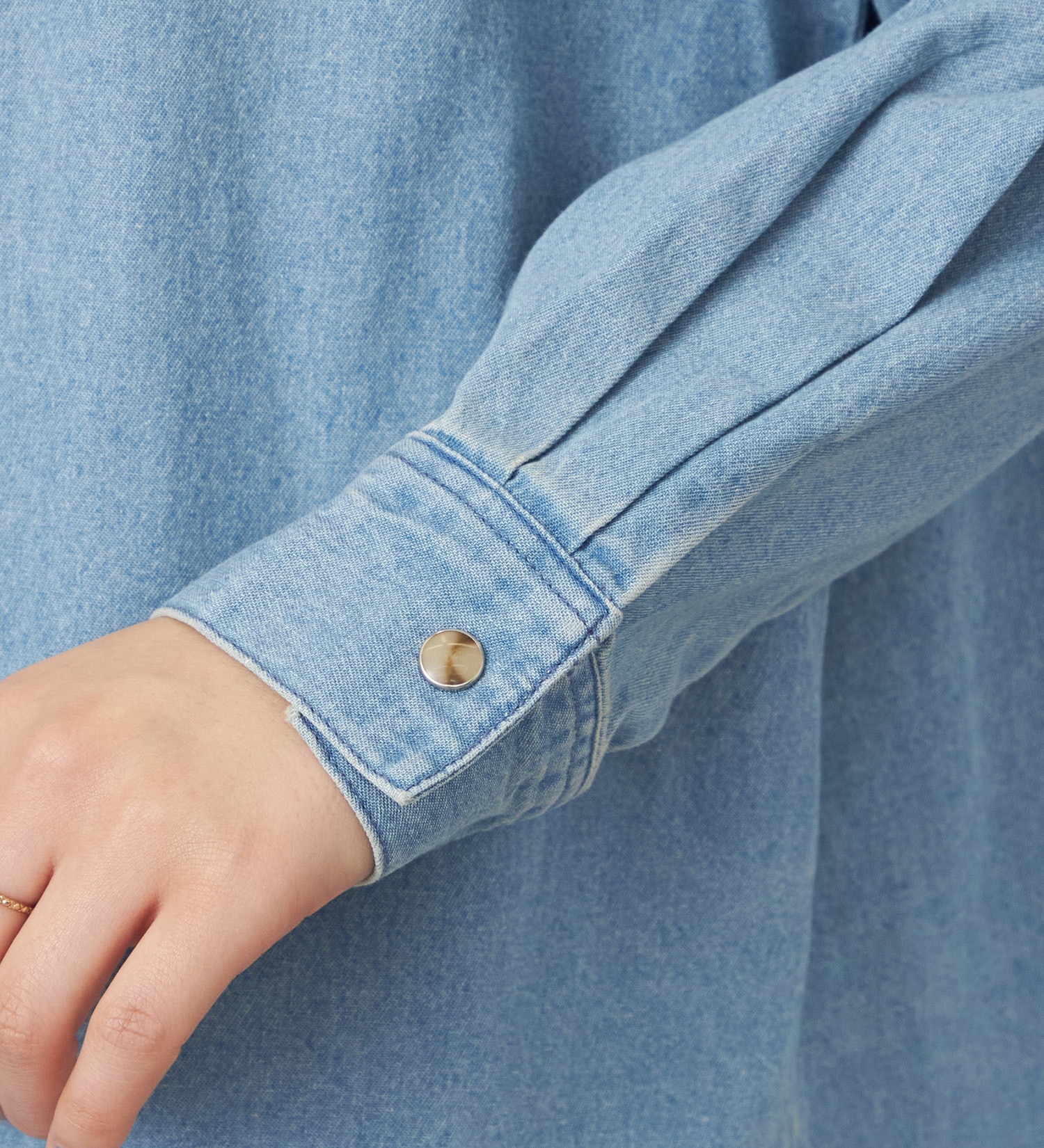 SOMETHING(サムシング)のSOMETHING コード刺繍デニムシャツ|トップス/シャツ/ブラウス/レディース|淡色ブルー