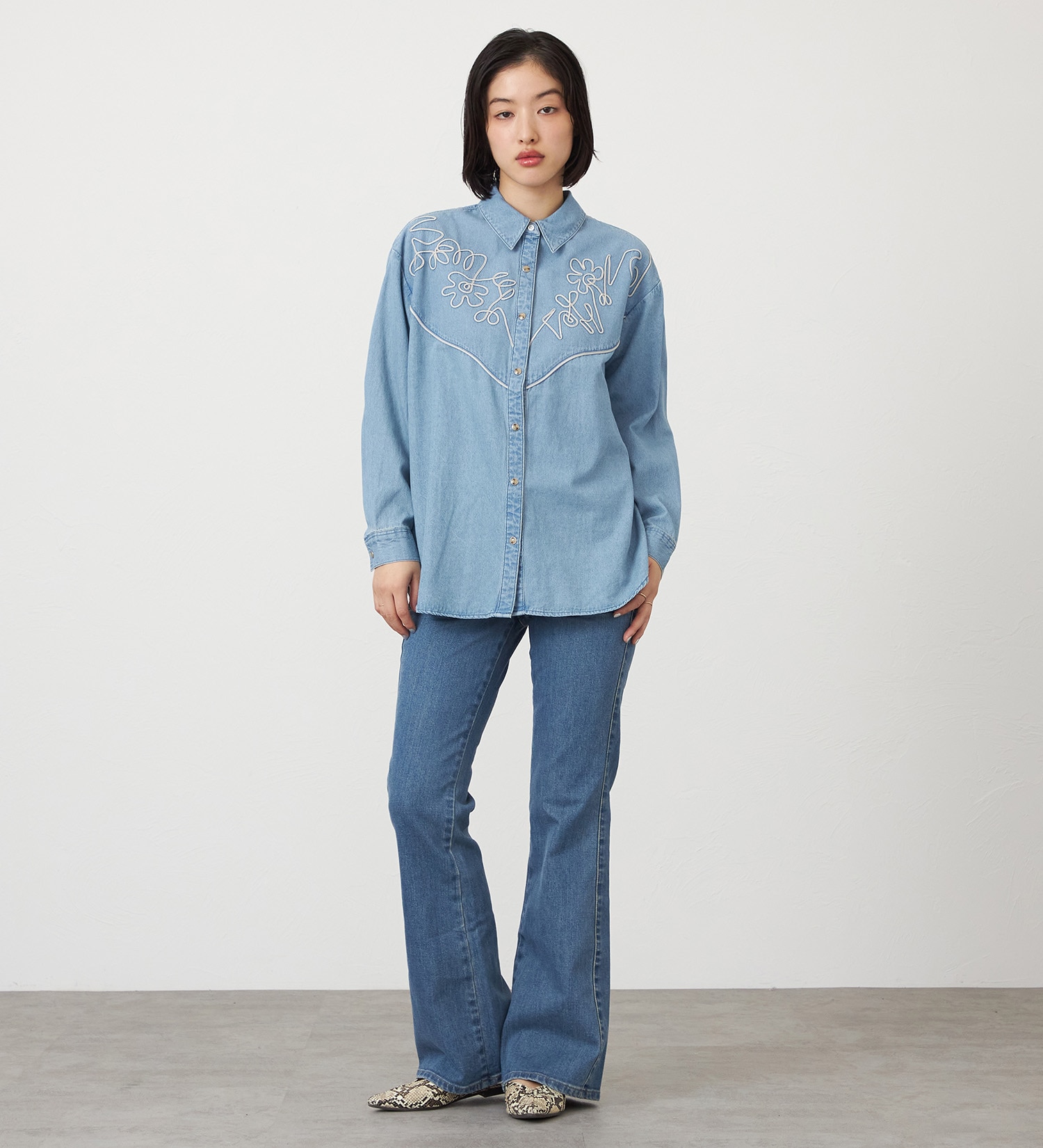 SOMETHING(サムシング)のSOMETHING コード刺繍デニムシャツ|トップス/シャツ/ブラウス/レディース|淡色ブルー