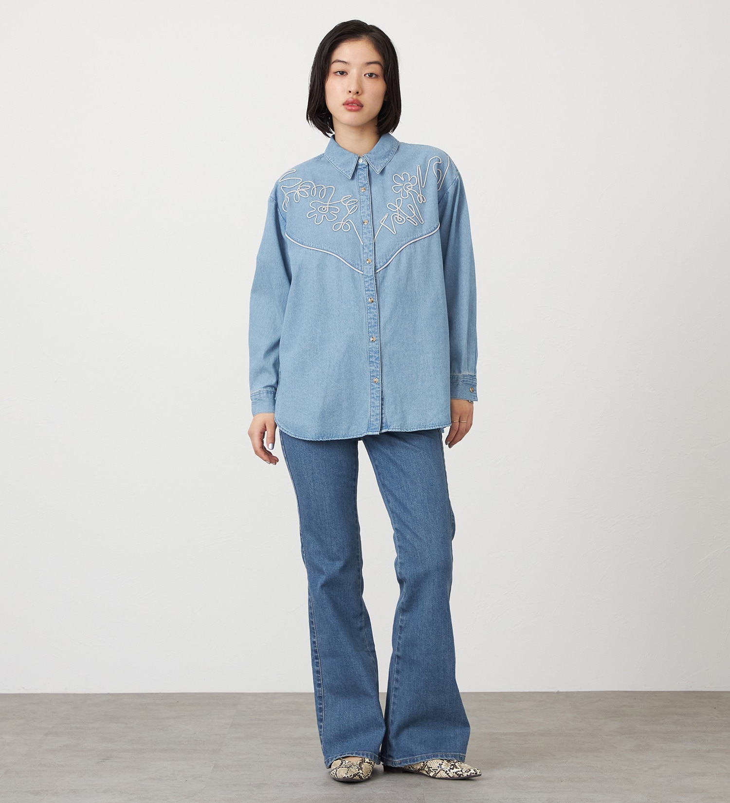 SOMETHING(サムシング)のSOMETHING コード刺繍デニムシャツ|トップス/シャツ/ブラウス/レディース|淡色ブルー