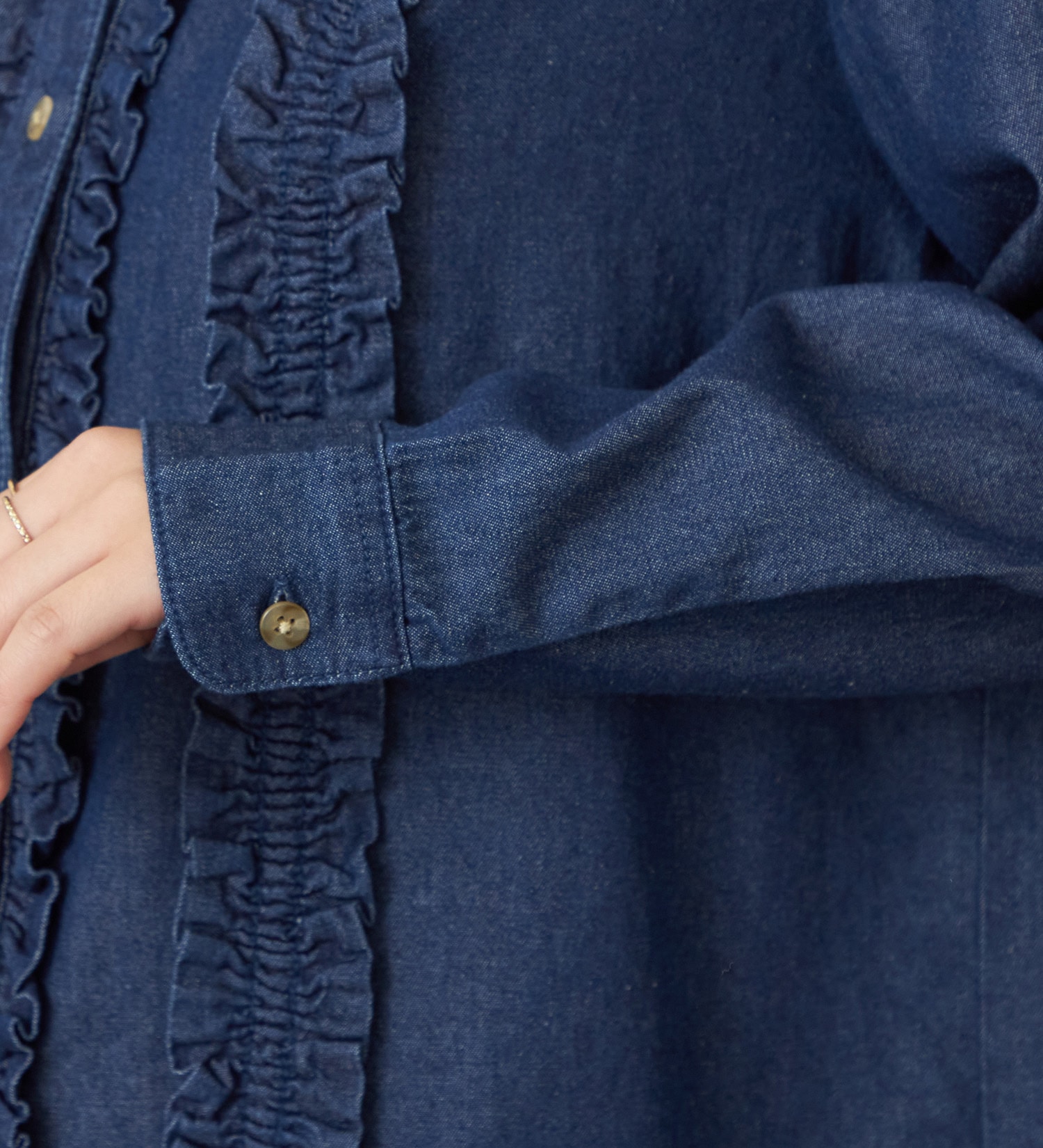 SOMETHING(サムシング)のSOMETHING シーグラスフリルデニムシャツ|トップス/シャツ/ブラウス/レディース|インディゴブルー