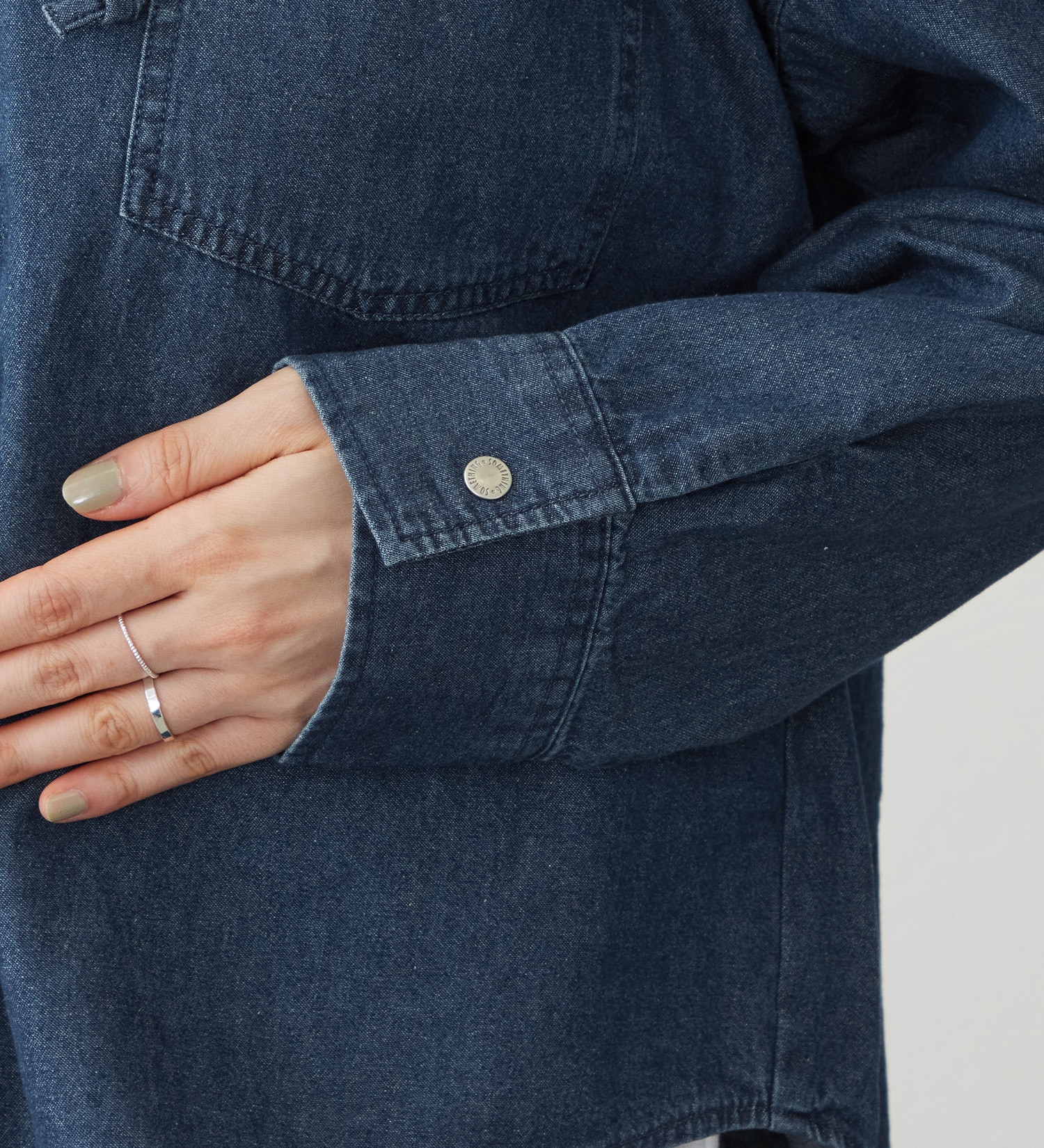 SOMETHING(サムシング)のSOMETHING フーデットデニムシャツ|トップス/シャツ/ブラウス/レディース|濃色ブルー