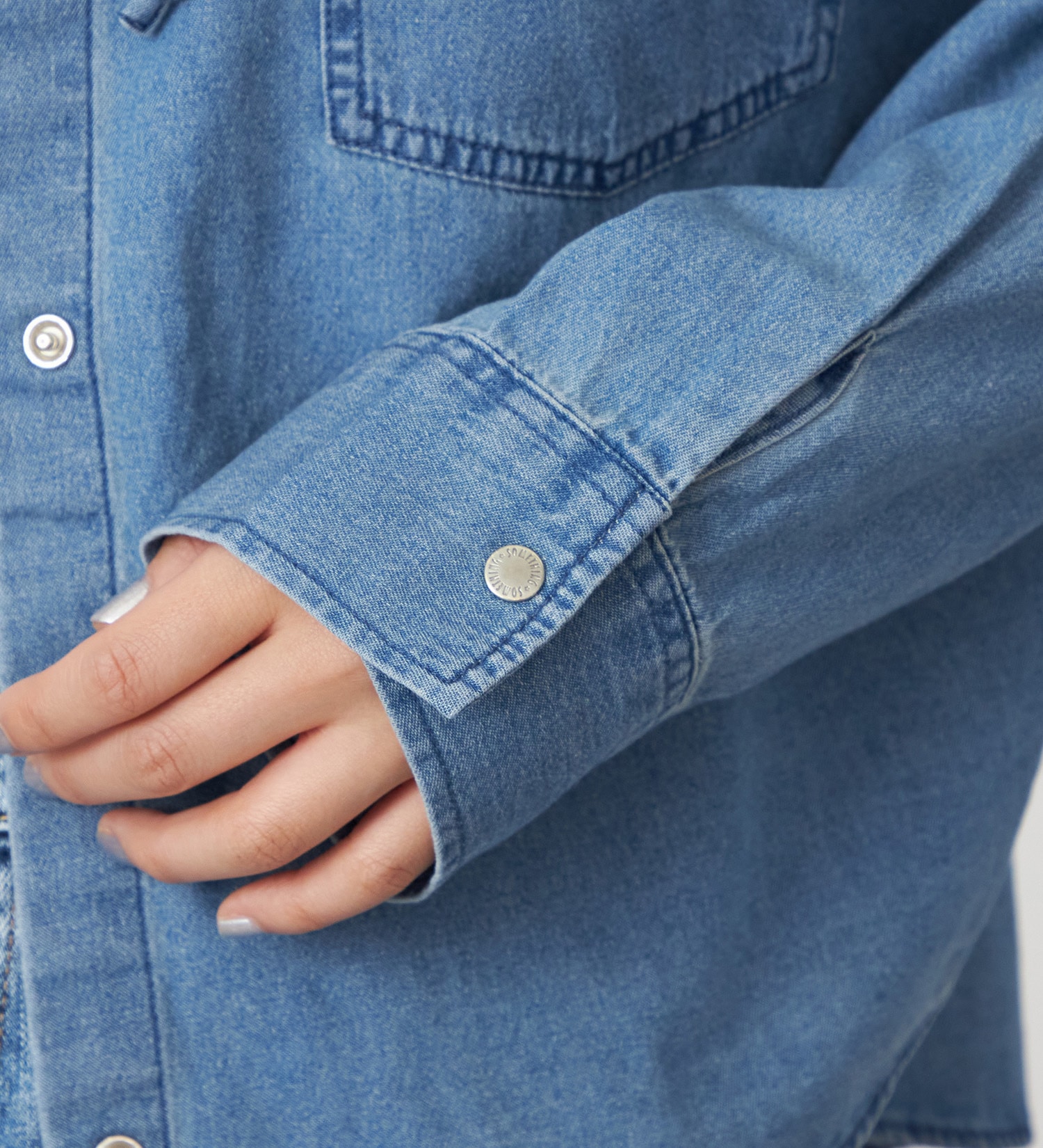 SOMETHING(サムシング)のSOMETHING フーデットデニムシャツ|トップス/シャツ/ブラウス/レディース|淡色ブルー