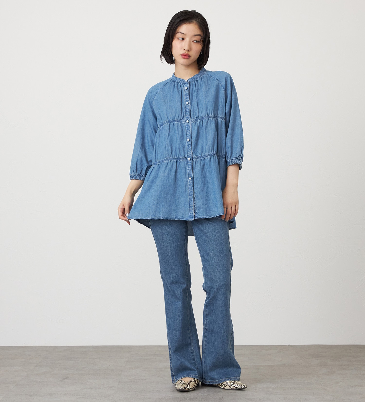 SOMETHING(サムシング)のSOMETHING ティアードデニムシャツ|トップス/シャツ/ブラウス/レディース|ライトブルー