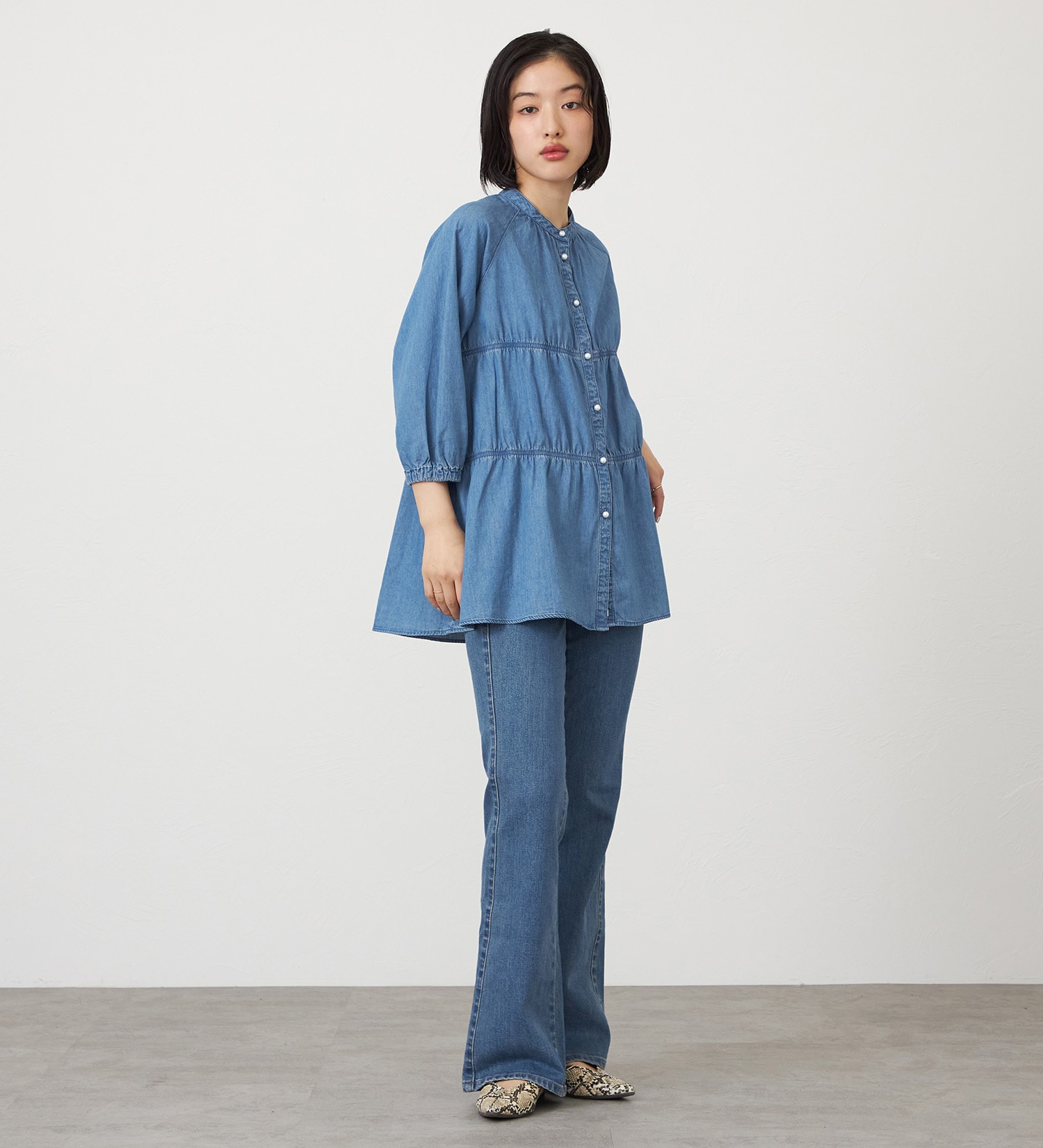 SOMETHING(サムシング)のSOMETHING ティアードデニムシャツ|トップス/シャツ/ブラウス/レディース|ライトブルー