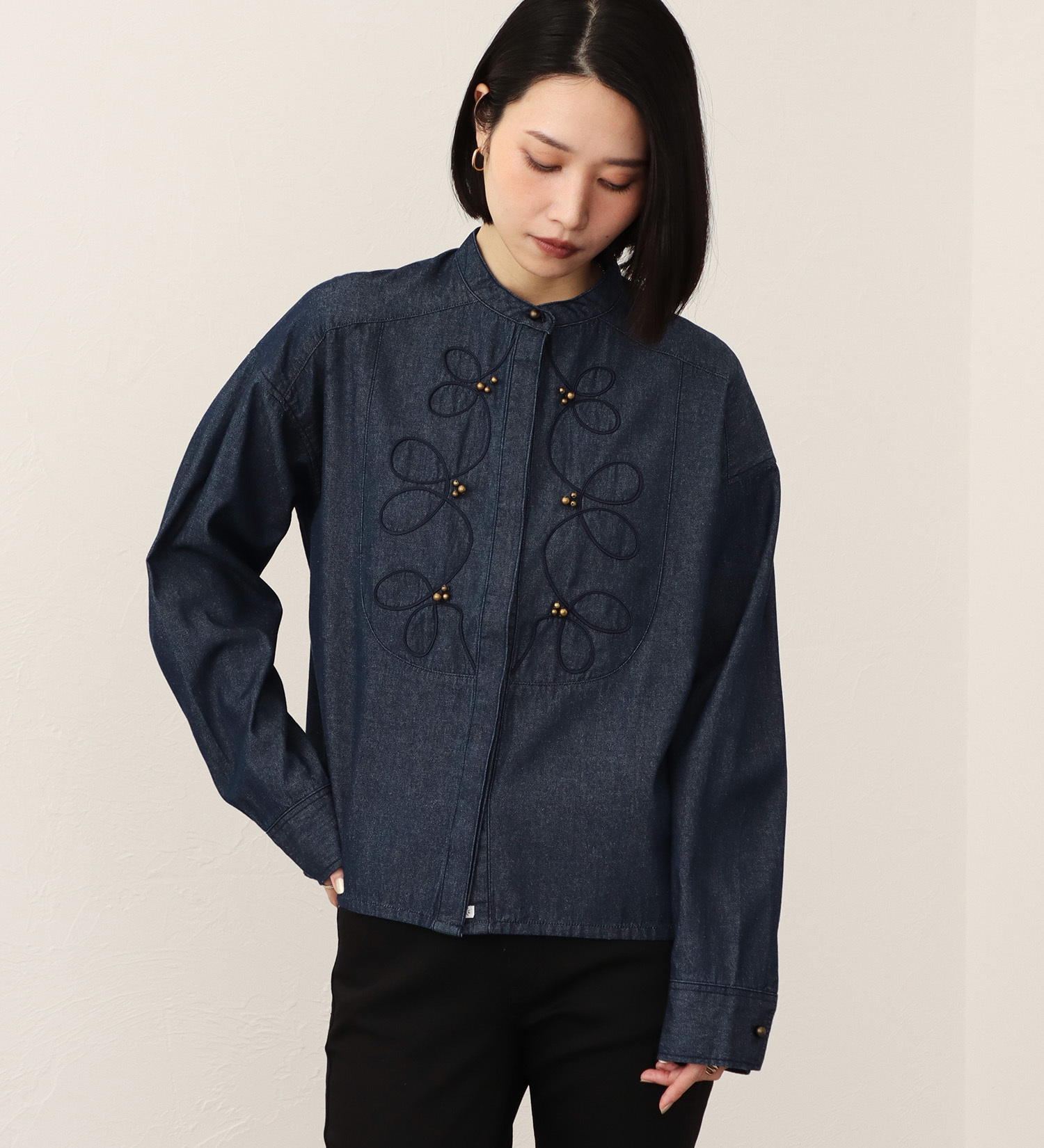 SOMETHING(サムシング)のSOMETHING パール コード 刺繍 デニムシャツ /ロング スリーブ|トップス/シャツ/ブラウス/レディース|中色ブルー