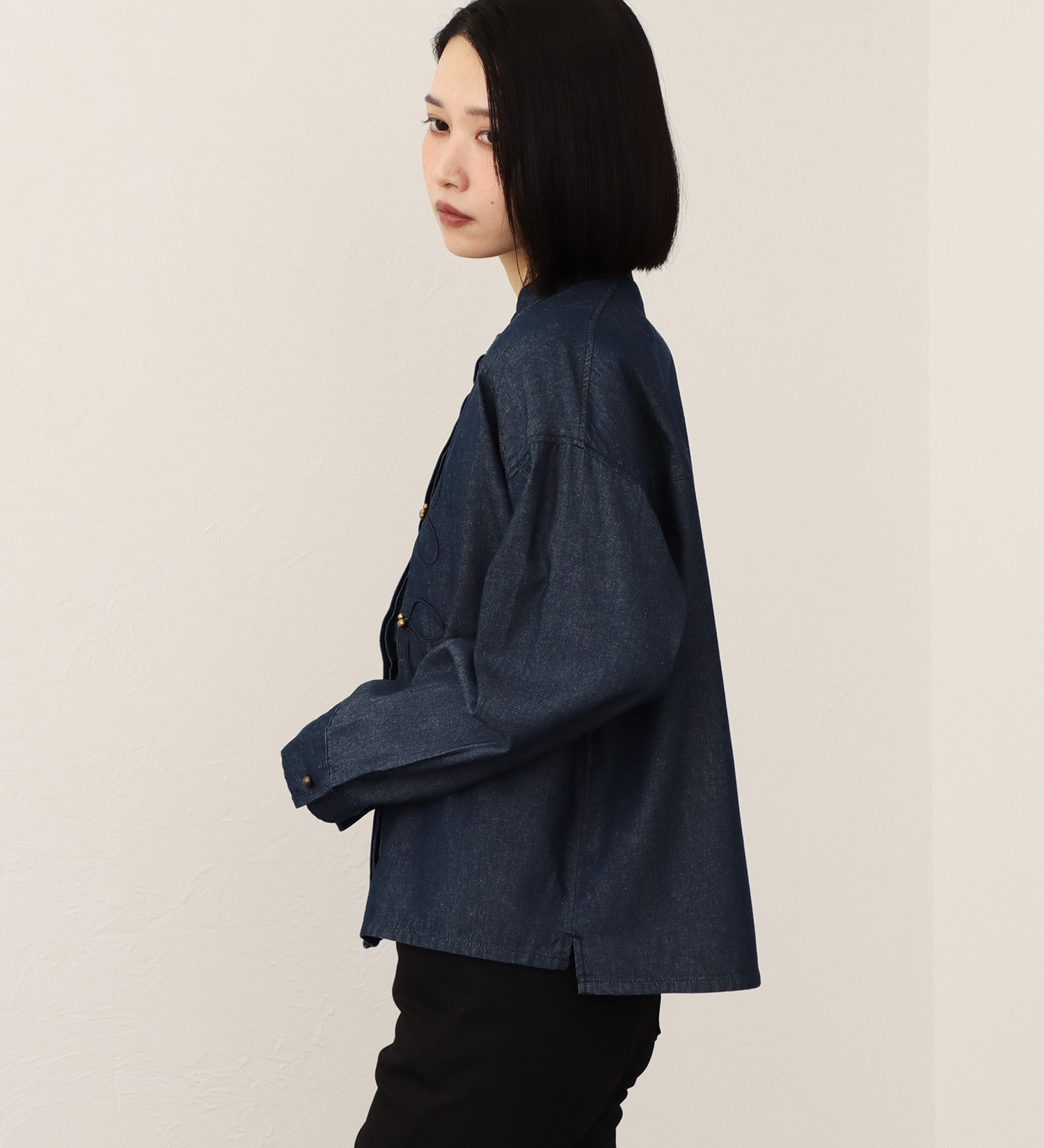 SOMETHING(サムシング)のSOMETHING パール コード 刺繍 デニムシャツ /ロング スリーブ|トップス/シャツ/ブラウス/レディース|中色ブルー