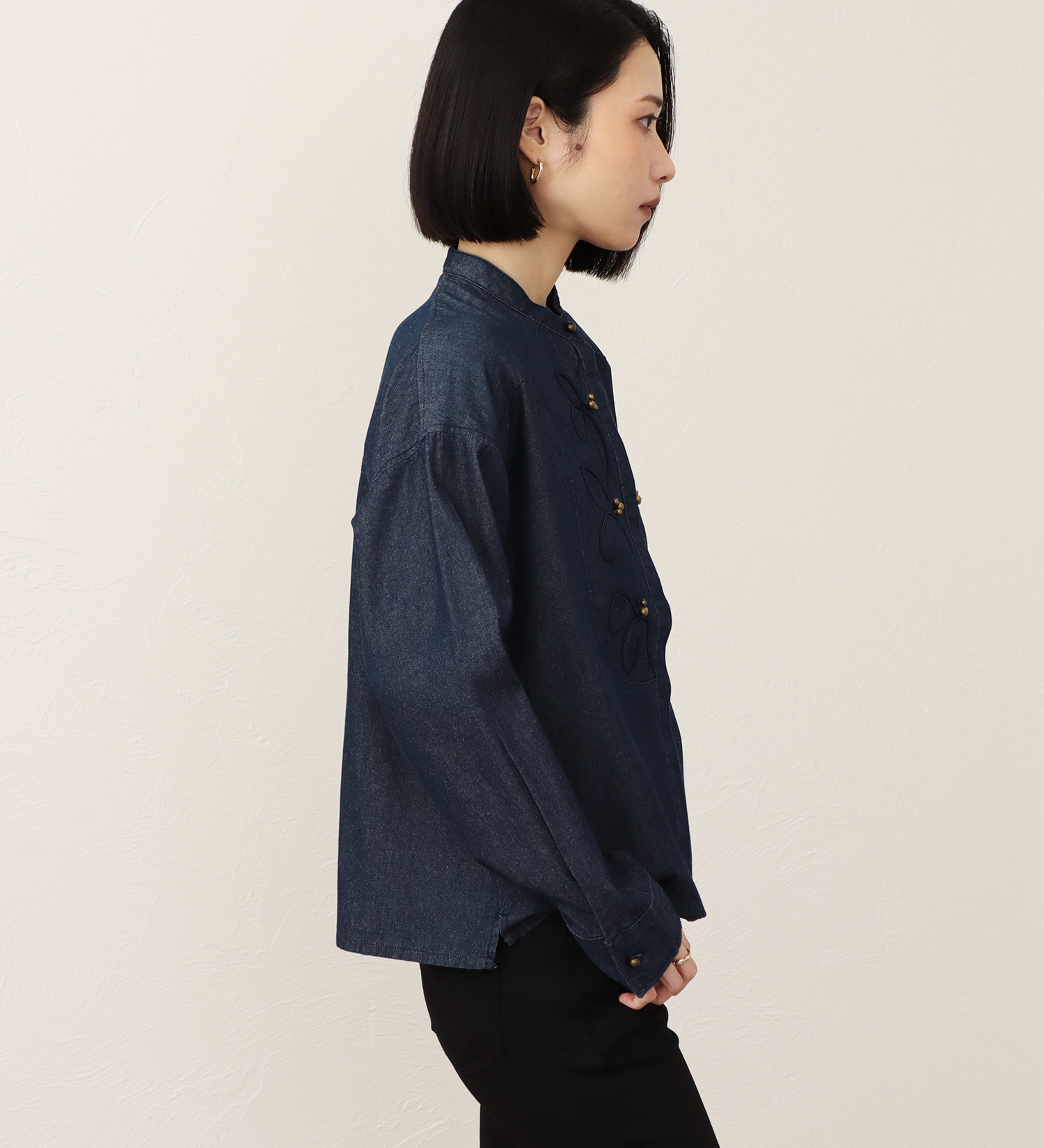 SOMETHING(サムシング)のSOMETHING パール コード 刺繍 デニムシャツ /ロング スリーブ|トップス/シャツ/ブラウス/レディース|中色ブルー