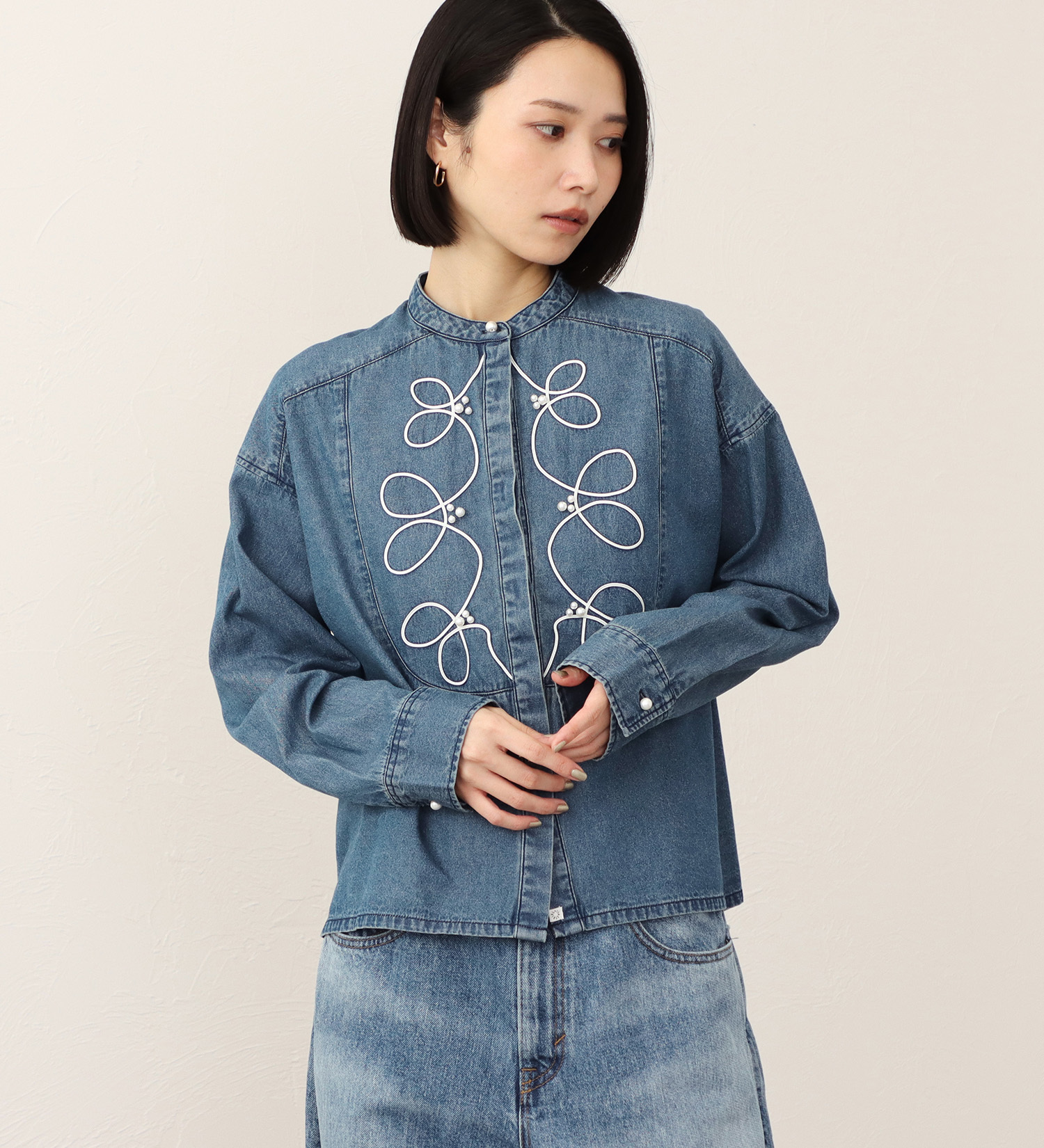 SOMETHING(サムシング)のSOMETHING パール コード 刺繍 デニムシャツ /ロング スリーブ|トップス/シャツ/ブラウス/レディース|淡色ブルー