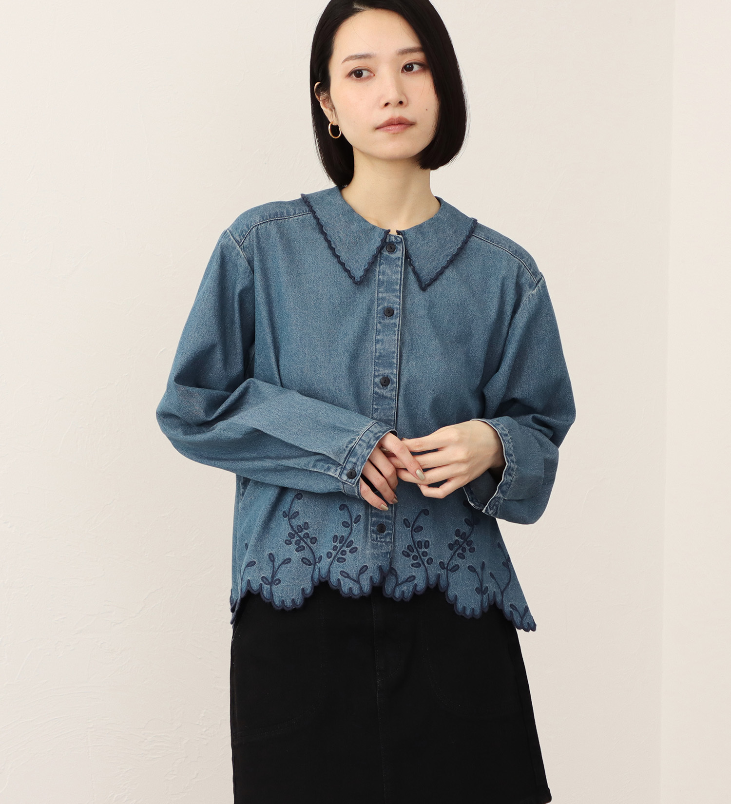 SOMETHING(サムシング)のSOMETHING カットワーク 刺繍 デニムシャツ|トップス/シャツ/ブラウス/レディース|淡色ブルー