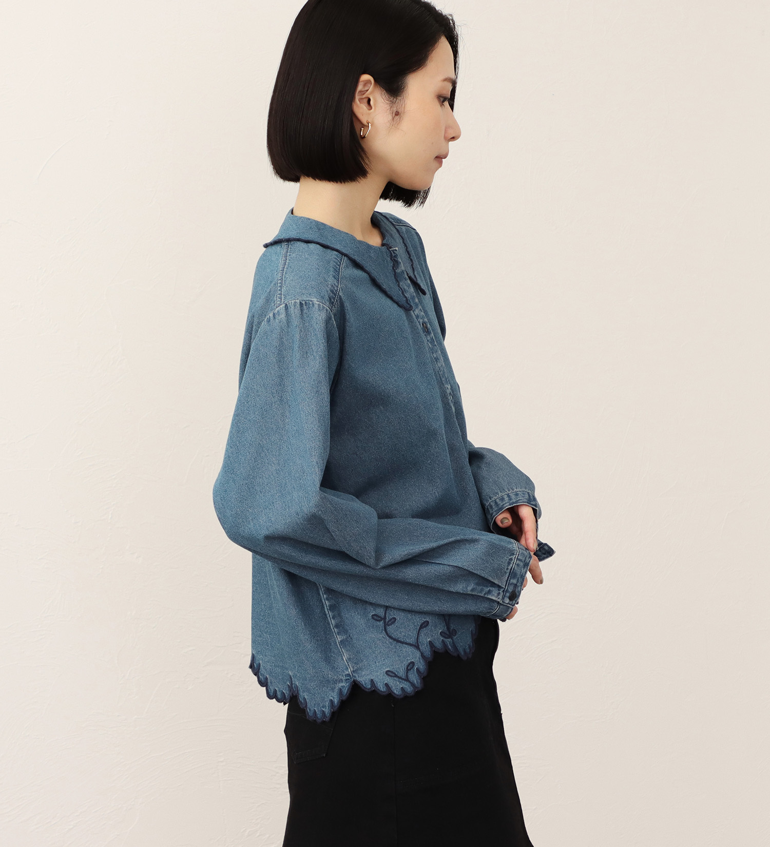 SOMETHING(サムシング)のSOMETHING カットワーク 刺繍 デニムシャツ|トップス/シャツ/ブラウス/レディース|淡色ブルー