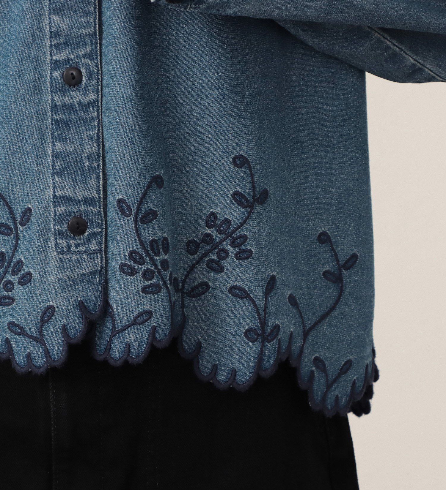 SOMETHING(サムシング)のSOMETHING カットワーク 刺繍 デニムシャツ|トップス/シャツ/ブラウス/レディース|淡色ブルー