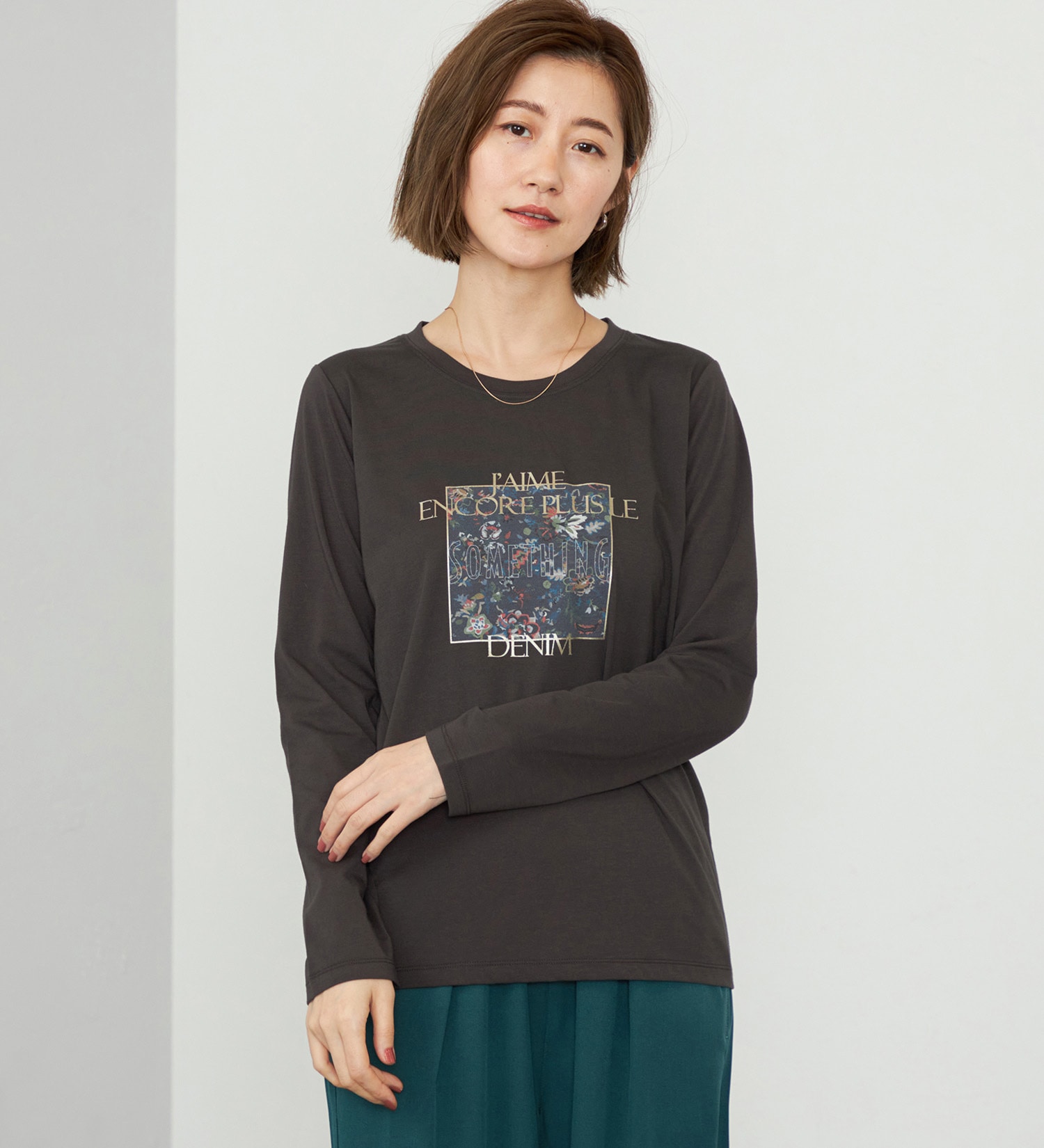SOMETHING(サムシング)のSOMETHING 箔プリント長袖Tシャツ/ロンT|トップス/Tシャツ/カットソー/レディース|チャコールグレー