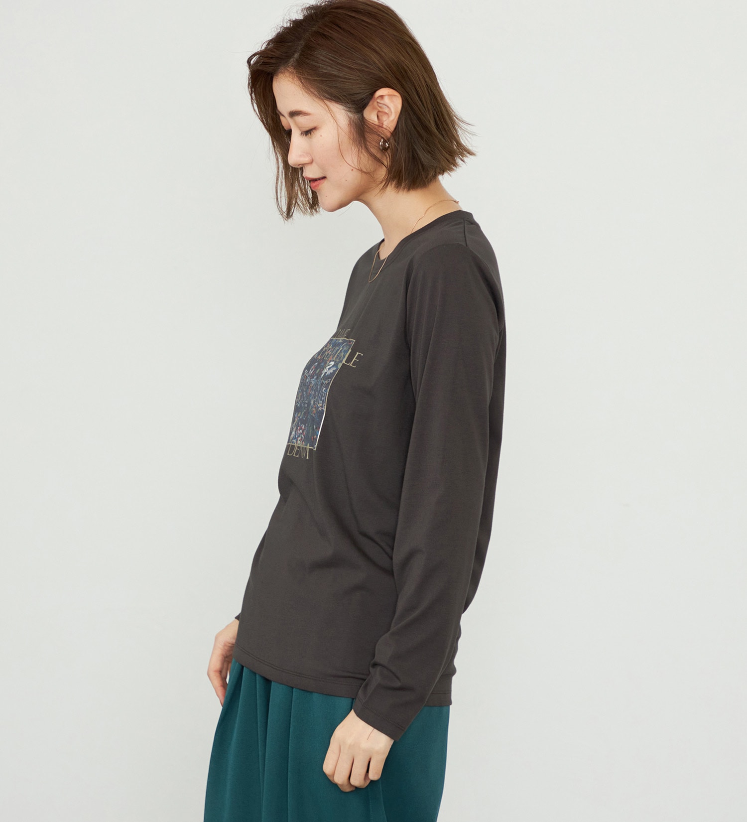 SOMETHING(サムシング)のSOMETHING 箔プリント長袖Tシャツ/ロンT|トップス/Tシャツ/カットソー/レディース|チャコールグレー