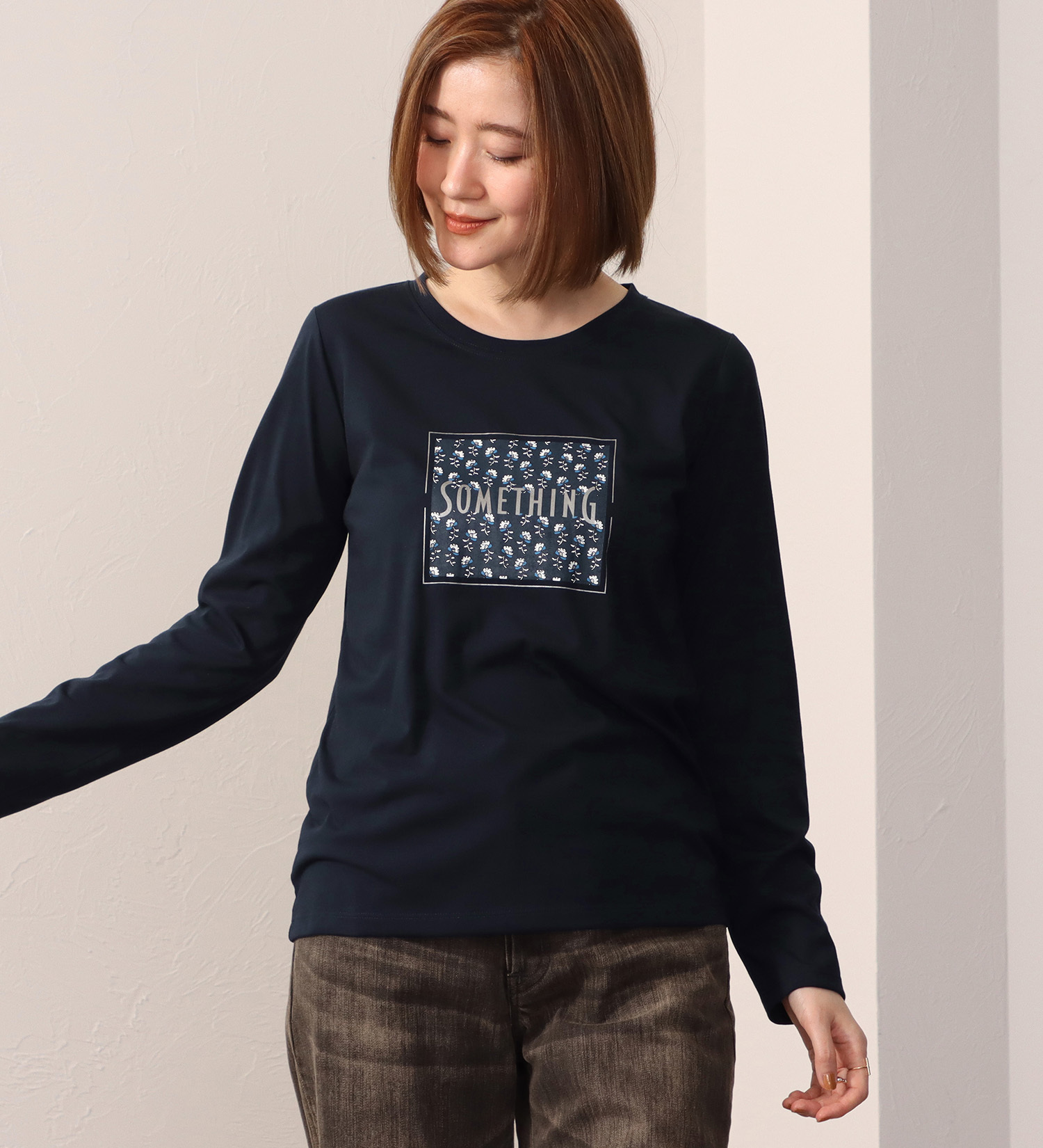 SOMETHING(サムシング)のSOMETHING 箔プリント長袖Tシャツ|トップス/Tシャツ/カットソー/レディース|ネイビー