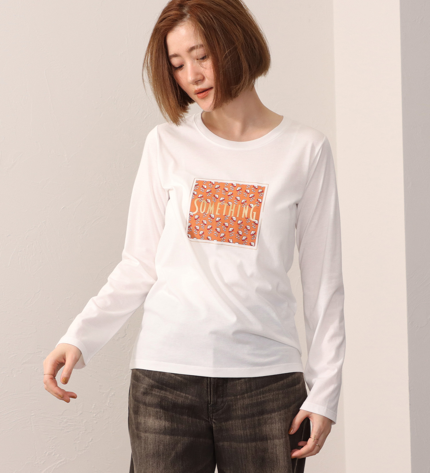 SOMETHING(サムシング)のSOMETHING 箔プリント長袖Tシャツ|トップス/Tシャツ/カットソー/レディース|ホワイト