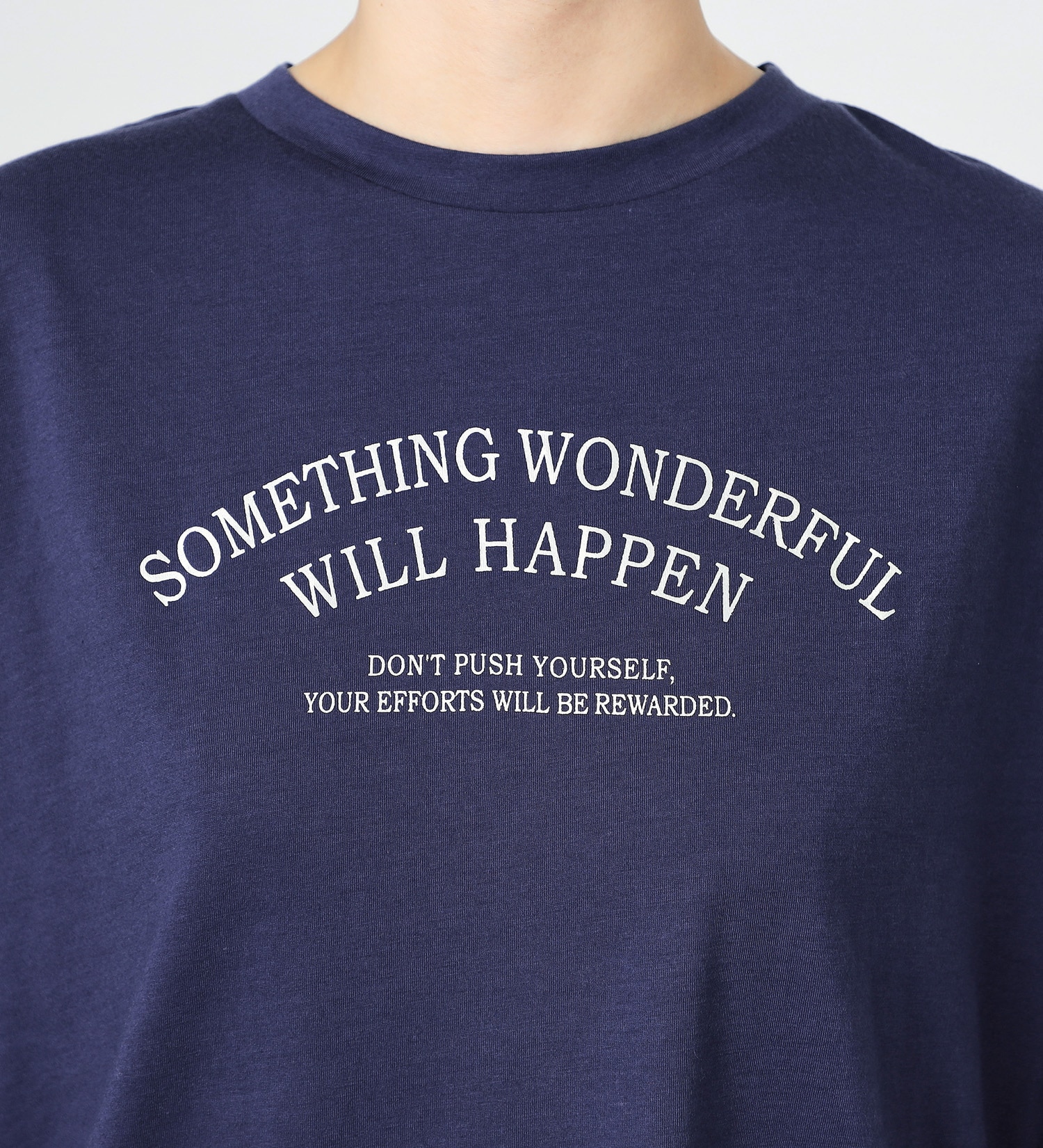 SOMETHING(サムシング)の【試着対象】SOMETHING 箔プリントロゴ半袖Tシャツ|トップス/Tシャツ/カットソー/レディース|ネイビー