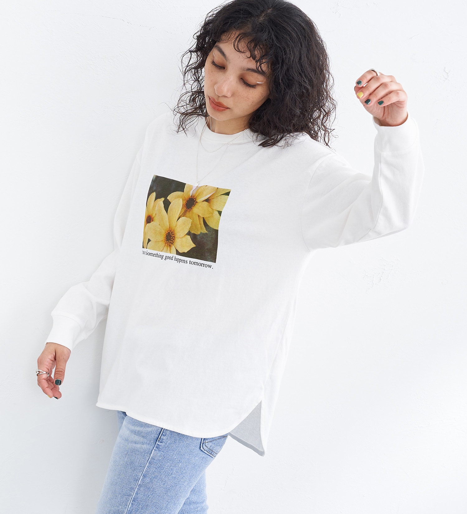 SOMETHING(サムシング)の【おまとめ割対象】SOMETHING ラウンドヘムフォトロングスリーブTシャツ|トップス/Tシャツ/カットソー/レディース|ホワイト2