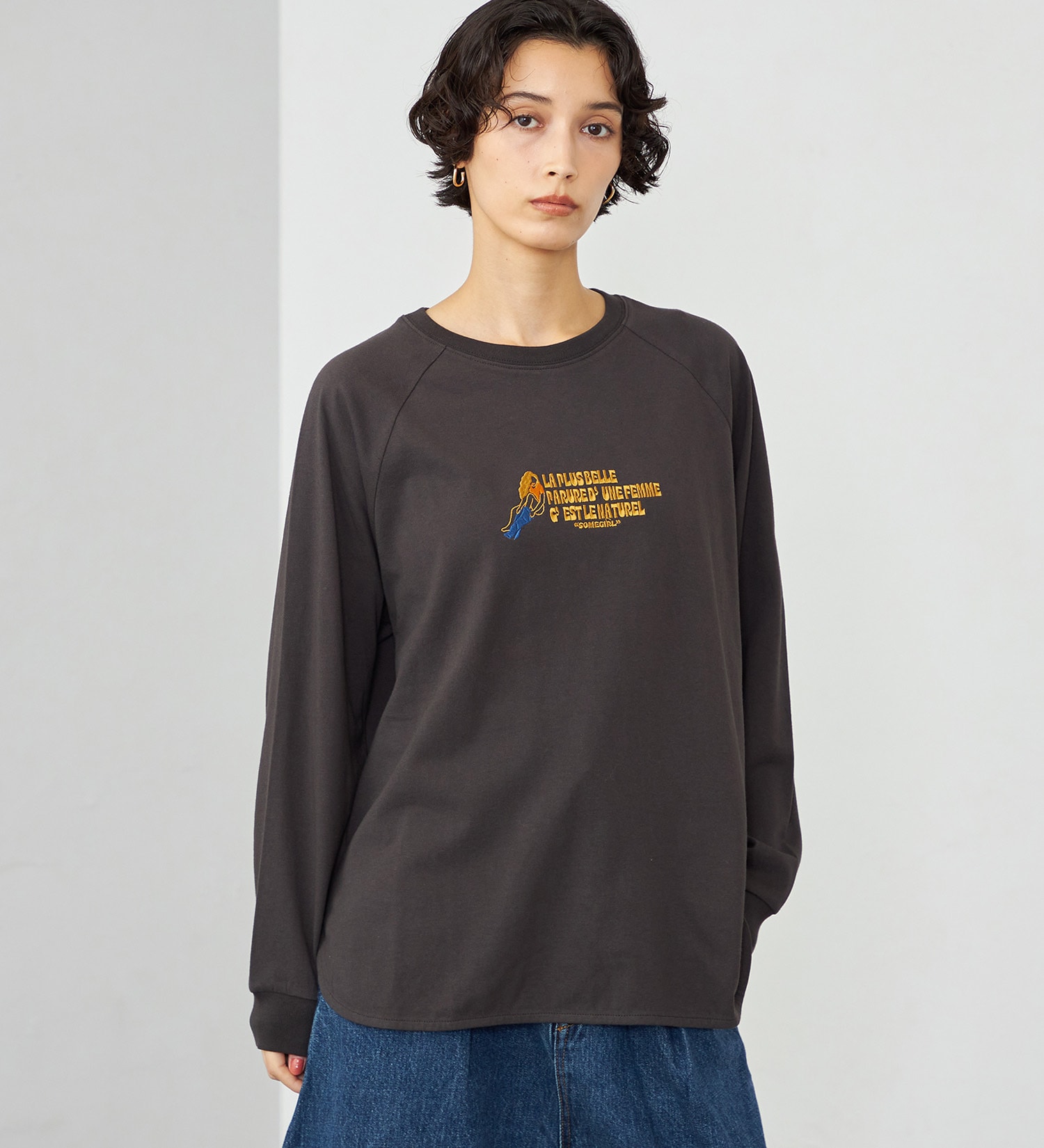 SOMETHING(サムシング)のSOMETHING ラウンドヘム 長袖Tシャツ/ロンT|トップス/Tシャツ/カットソー/レディース|チャコールグレー