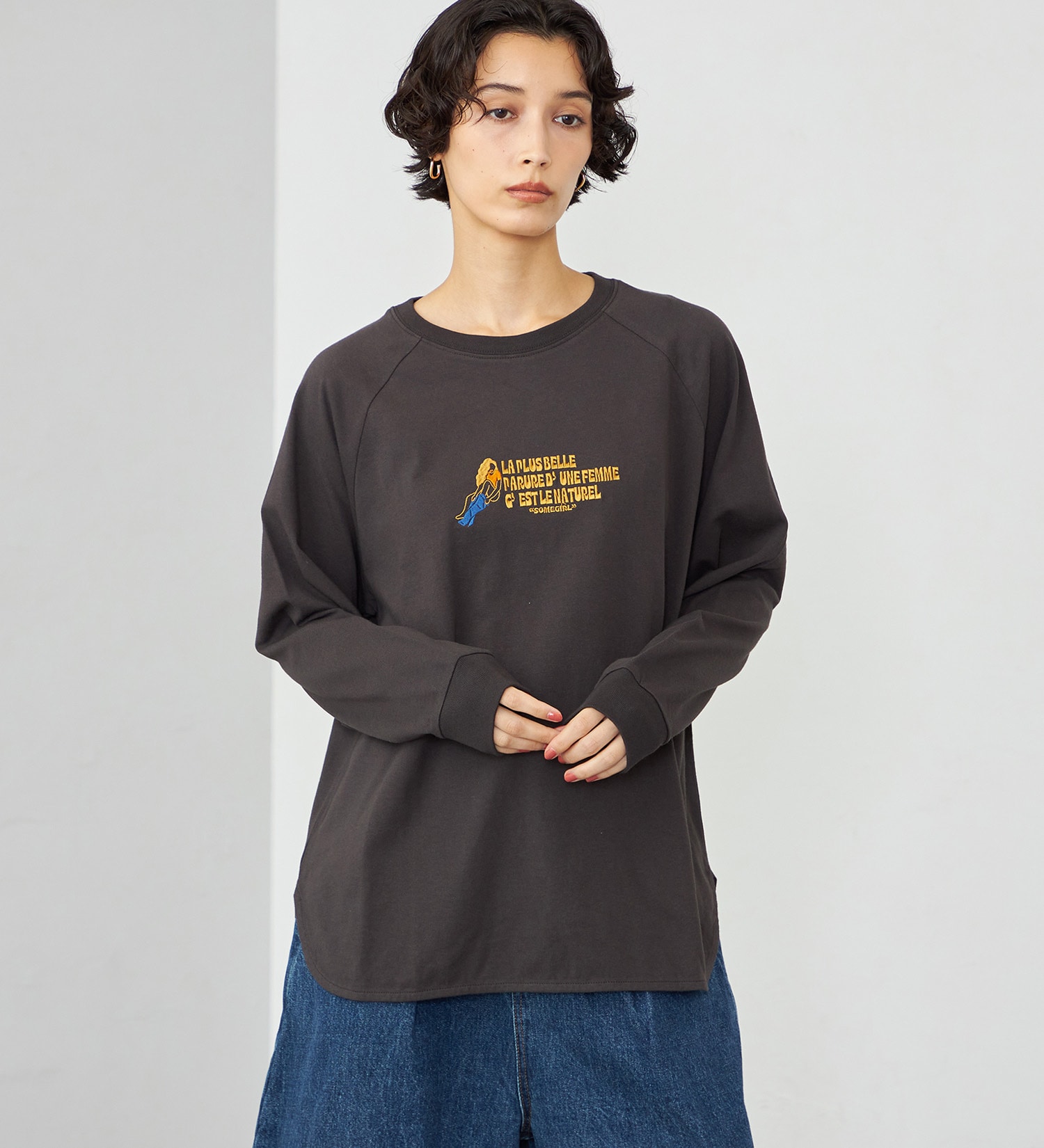 SOMETHING(サムシング)のSOMETHING ラウンドヘム 長袖Tシャツ/ロンT|トップス/Tシャツ/カットソー/レディース|チャコールグレー