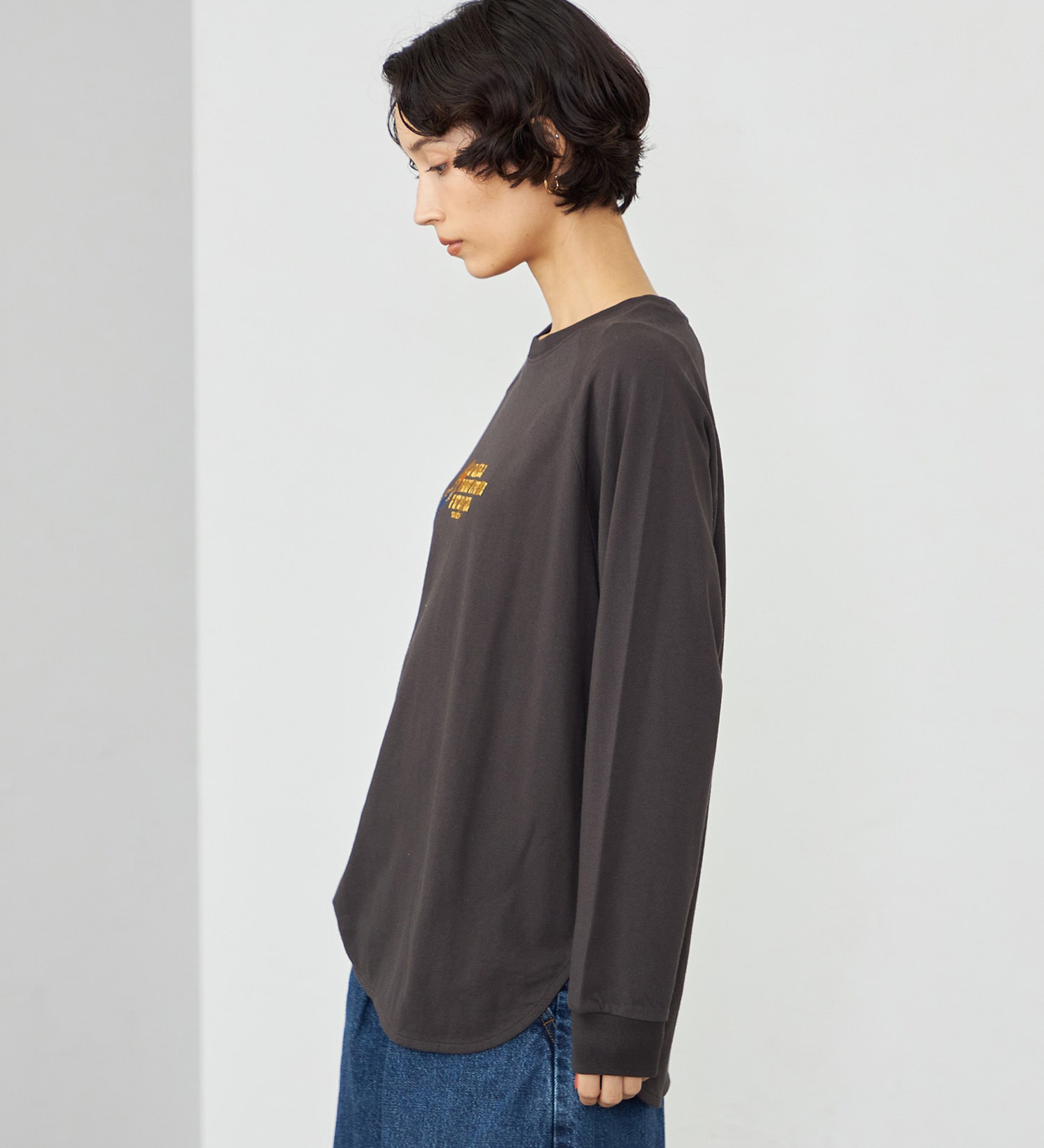 SOMETHING(サムシング)のSOMETHING ラウンドヘム 長袖Tシャツ/ロンT|トップス/Tシャツ/カットソー/レディース|チャコールグレー