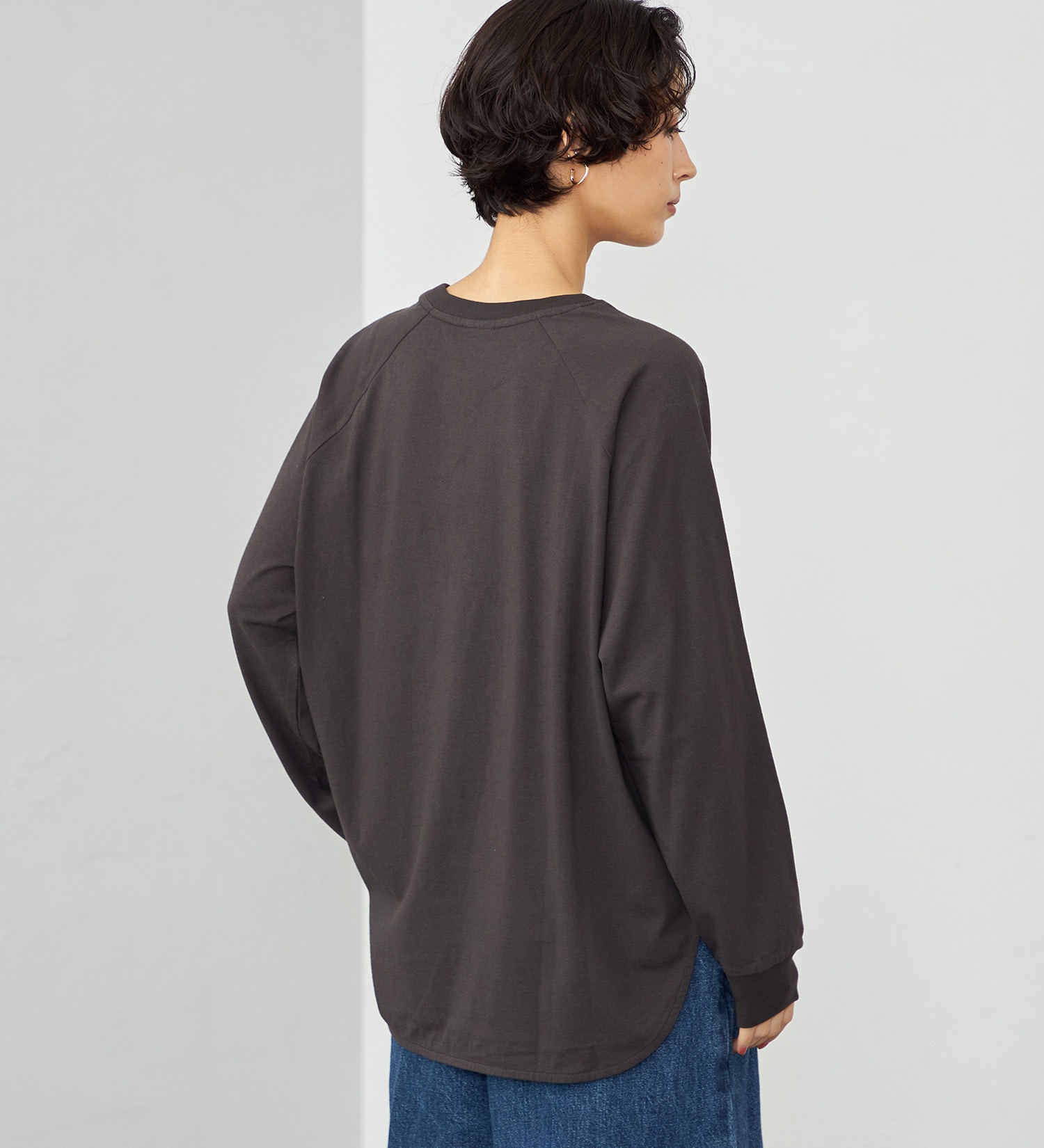 SOMETHING(サムシング)のSOMETHING ラウンドヘム 長袖Tシャツ/ロンT|トップス/Tシャツ/カットソー/レディース|チャコールグレー