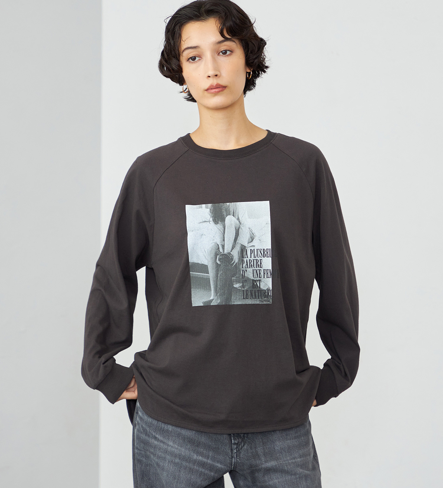 SOMETHING(サムシング)のSOMETHING ラウンドヘム 長袖Tシャツ/ロンT|トップス/Tシャツ/カットソー/レディース|グレー系その他