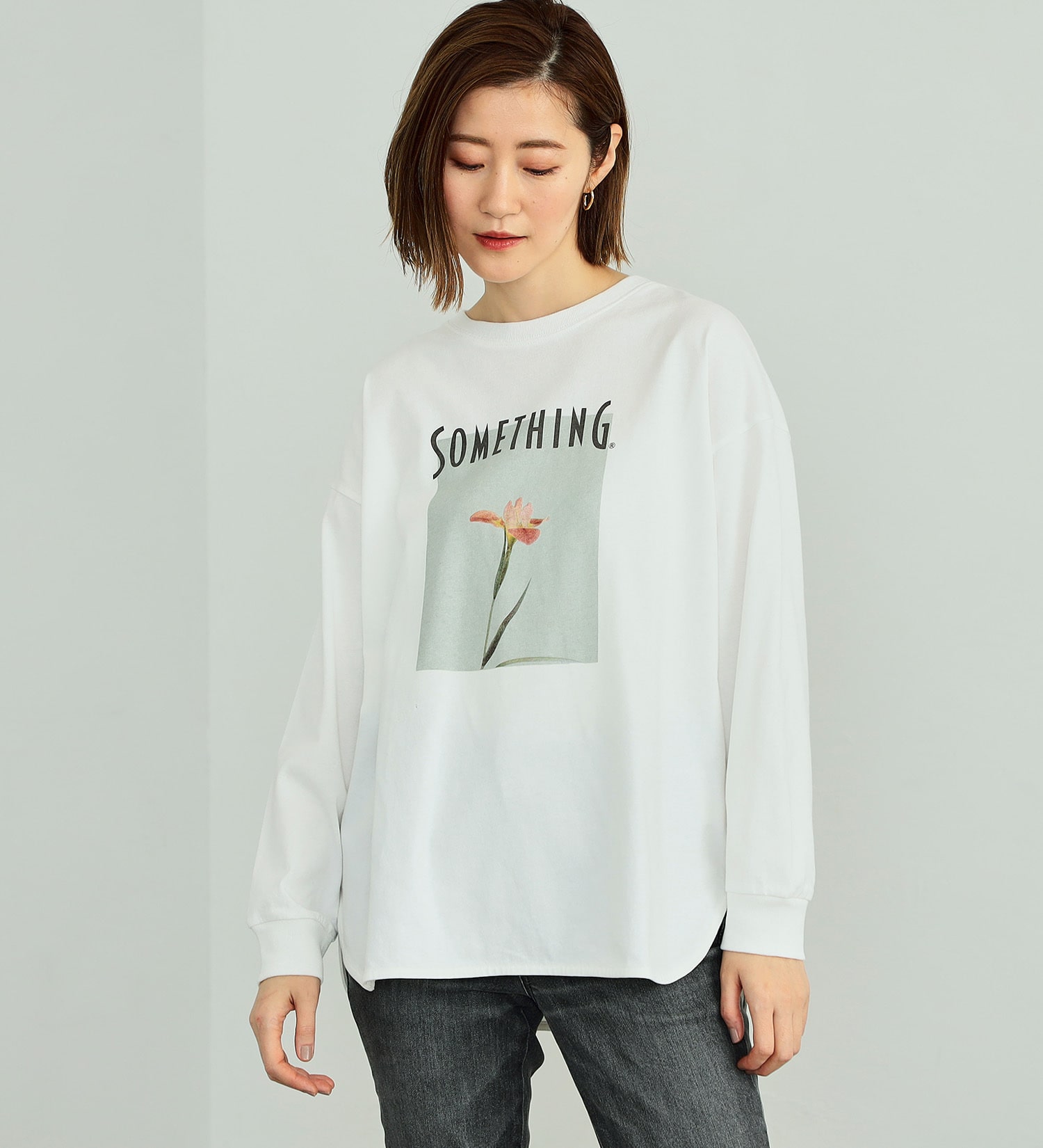 SOMETHING(サムシング)のSOMETHING ラウンドヘムロングスリーブTシャツ|トップス/Tシャツ/カットソー/レディース|ホワイト