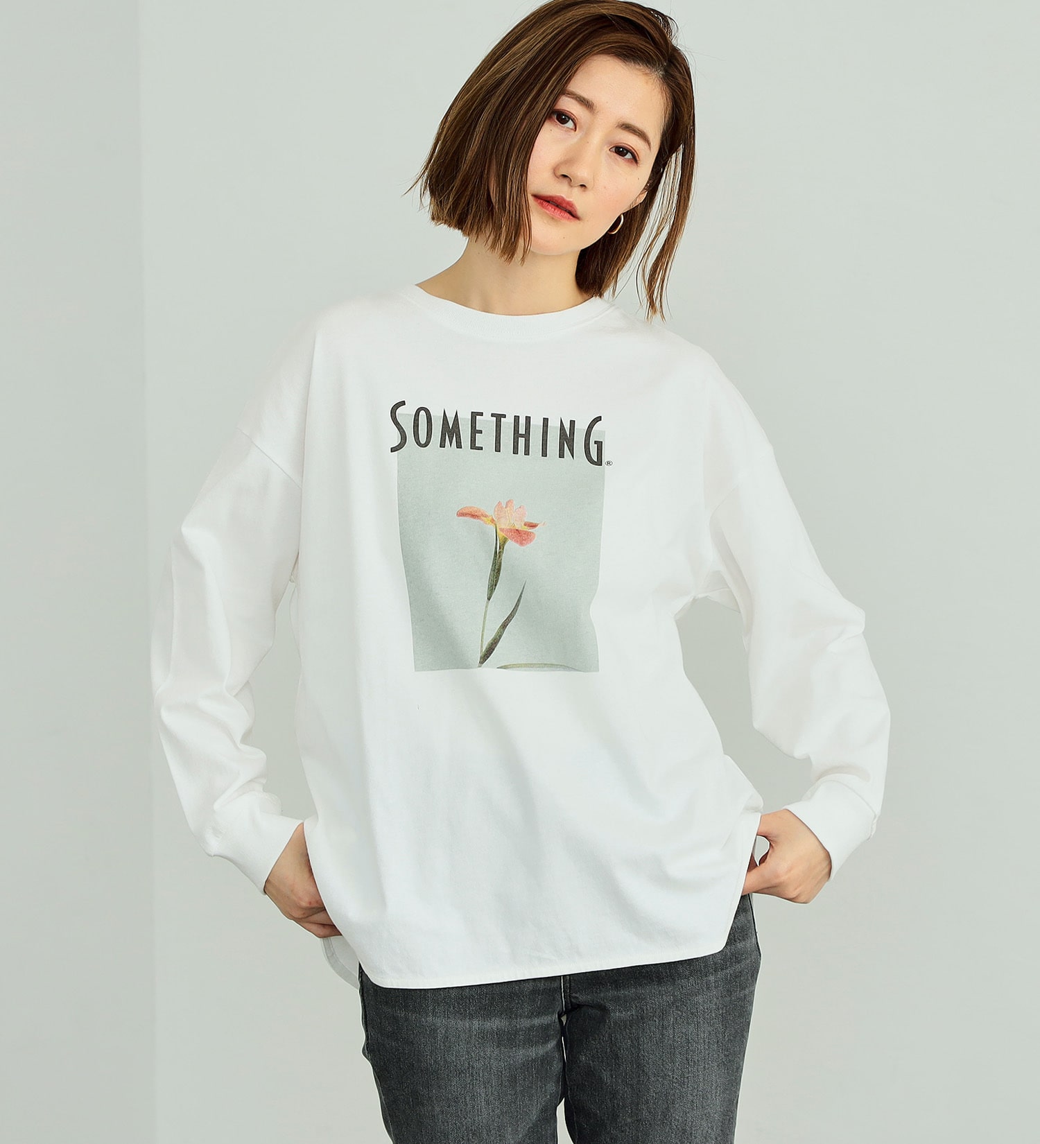 SOMETHING(サムシング)のSOMETHING ラウンドヘムロングスリーブTシャツ|トップス/Tシャツ/カットソー/レディース|ホワイト