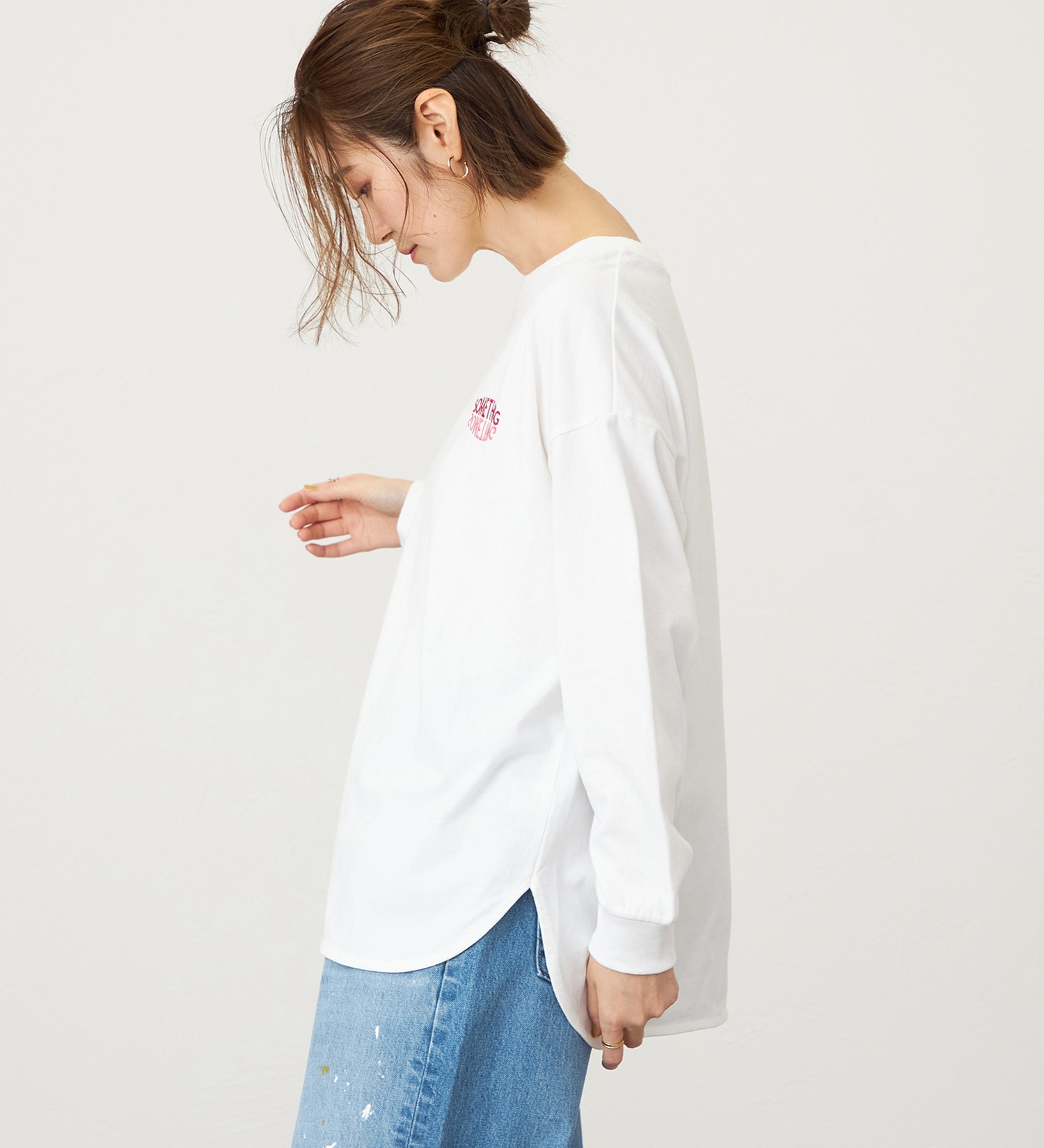 SOMETHING(サムシング)のSOMETHING　ラウンドヘム長袖Tシャツ/ロンT|トップス/Tシャツ/カットソー/レディース|ホワイト