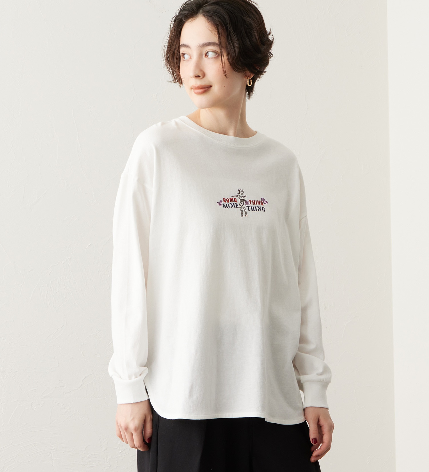 SOMETHING(サムシング)のSOMETHING ラウンドヘム長袖Tシャツ|トップス/Tシャツ/カットソー/レディース|ホワイト