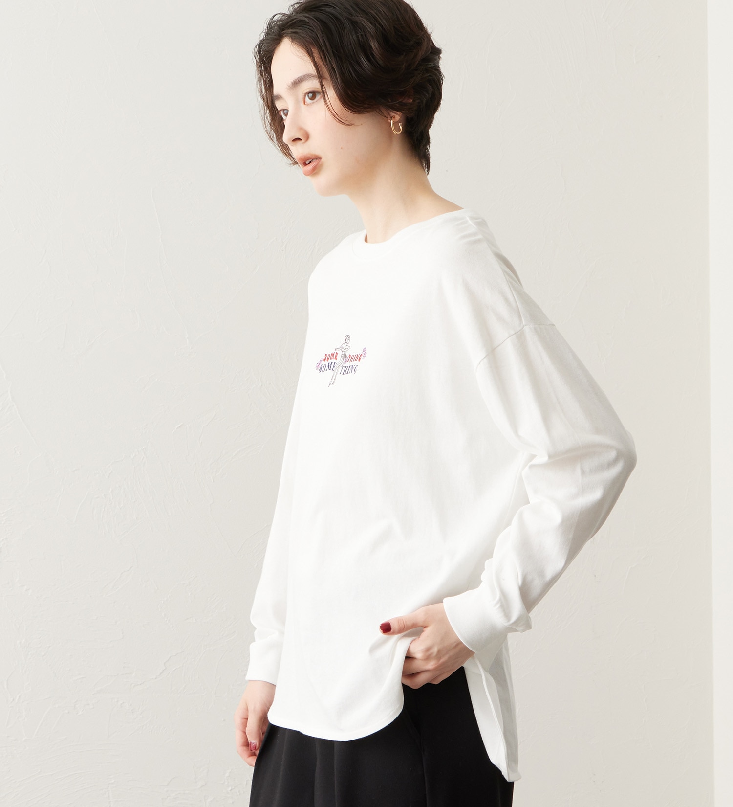 SOMETHING(サムシング)のSOMETHING ラウンドヘム長袖Tシャツ|トップス/Tシャツ/カットソー/レディース|ホワイト