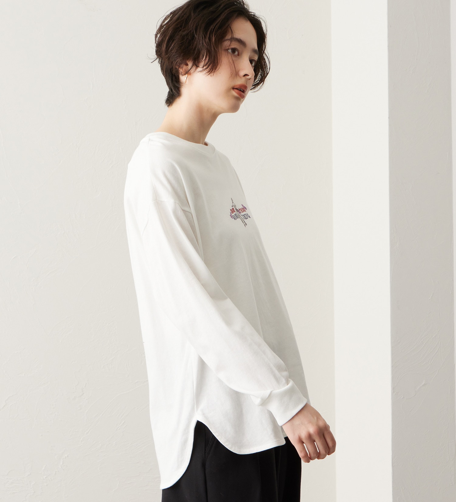 SOMETHING(サムシング)のSOMETHING ラウンドヘム長袖Tシャツ|トップス/Tシャツ/カットソー/レディース|ホワイト