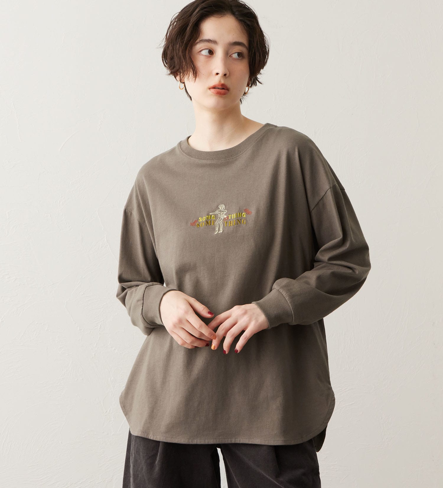 SOMETHING(サムシング)のSOMETHING ラウンドヘム長袖Tシャツ|トップス/Tシャツ/カットソー/レディース|チャコールグレー