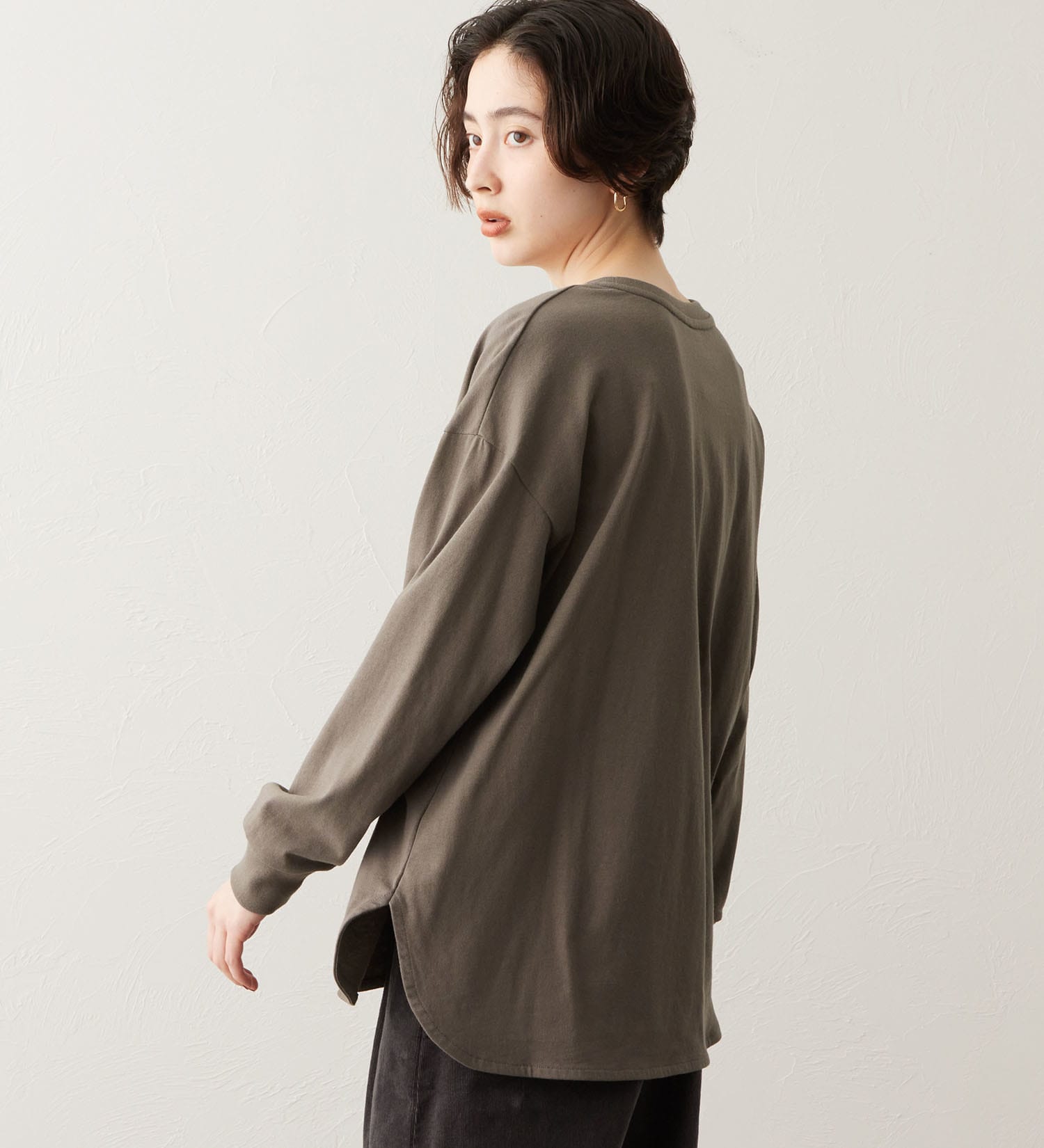 SOMETHING(サムシング)のSOMETHING ラウンドヘム長袖Tシャツ|トップス/Tシャツ/カットソー/レディース|チャコールグレー