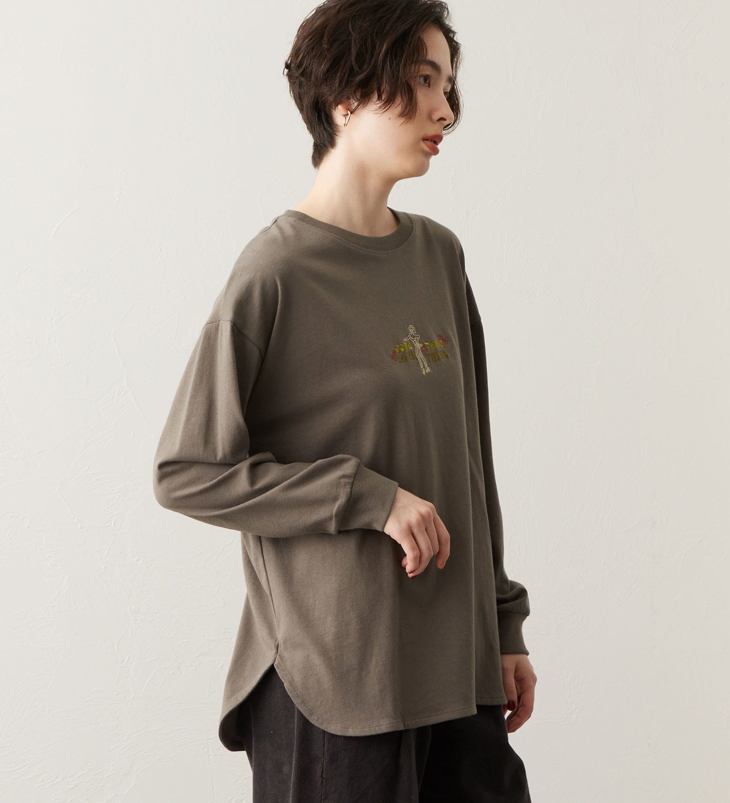 SOMETHING(サムシング)のSOMETHING ラウンドヘム長袖Tシャツ|トップス/Tシャツ/カットソー/レディース|チャコールグレー