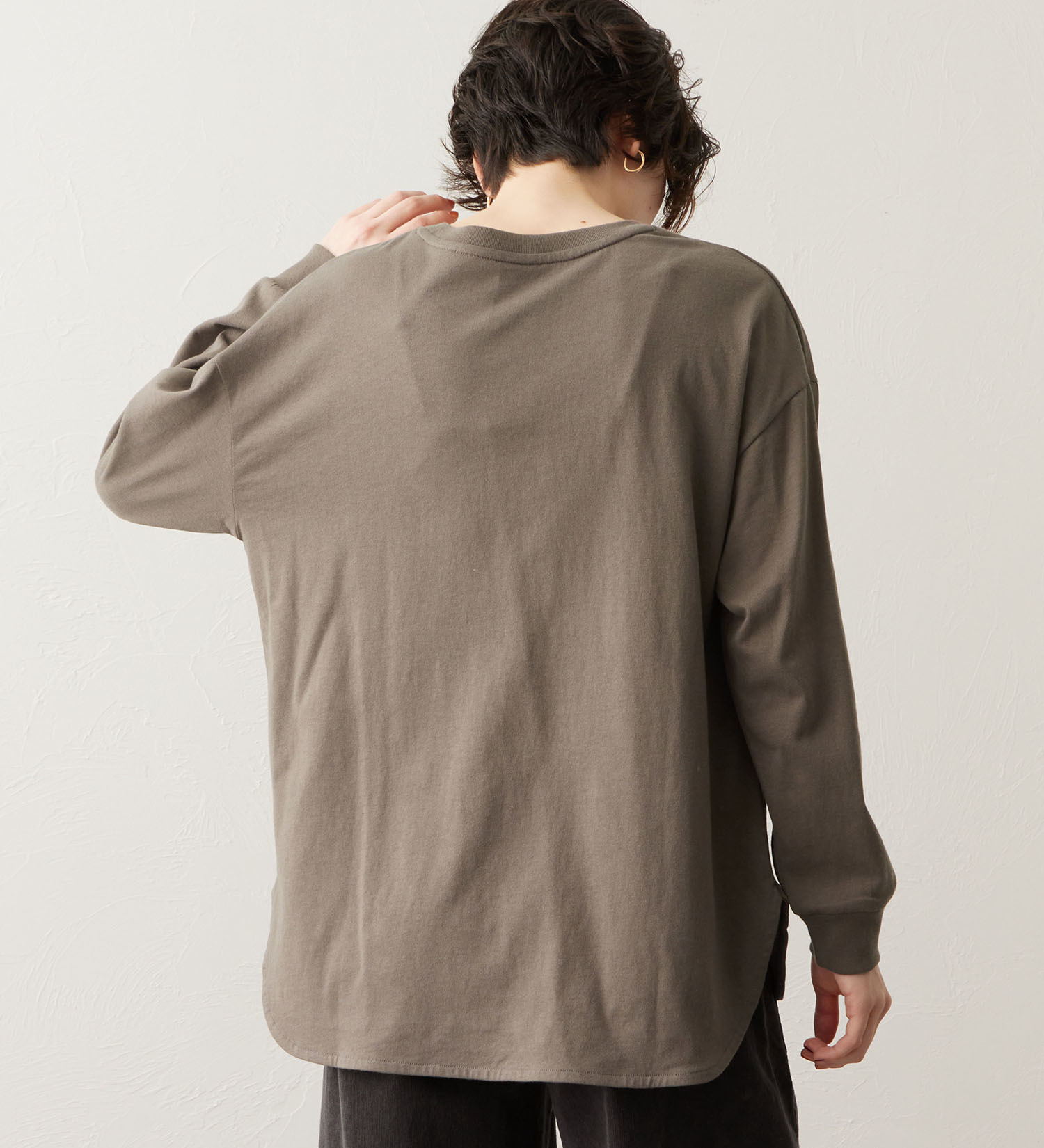 SOMETHING(サムシング)のSOMETHING ラウンドヘム長袖Tシャツ|トップス/Tシャツ/カットソー/レディース|チャコールグレー