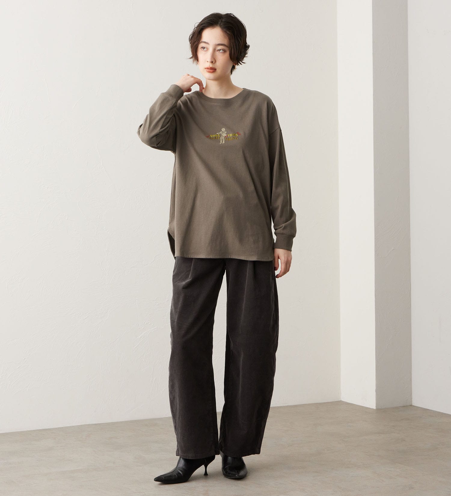 SOMETHING(サムシング)のSOMETHING ラウンドヘム長袖Tシャツ|トップス/Tシャツ/カットソー/レディース|チャコールグレー