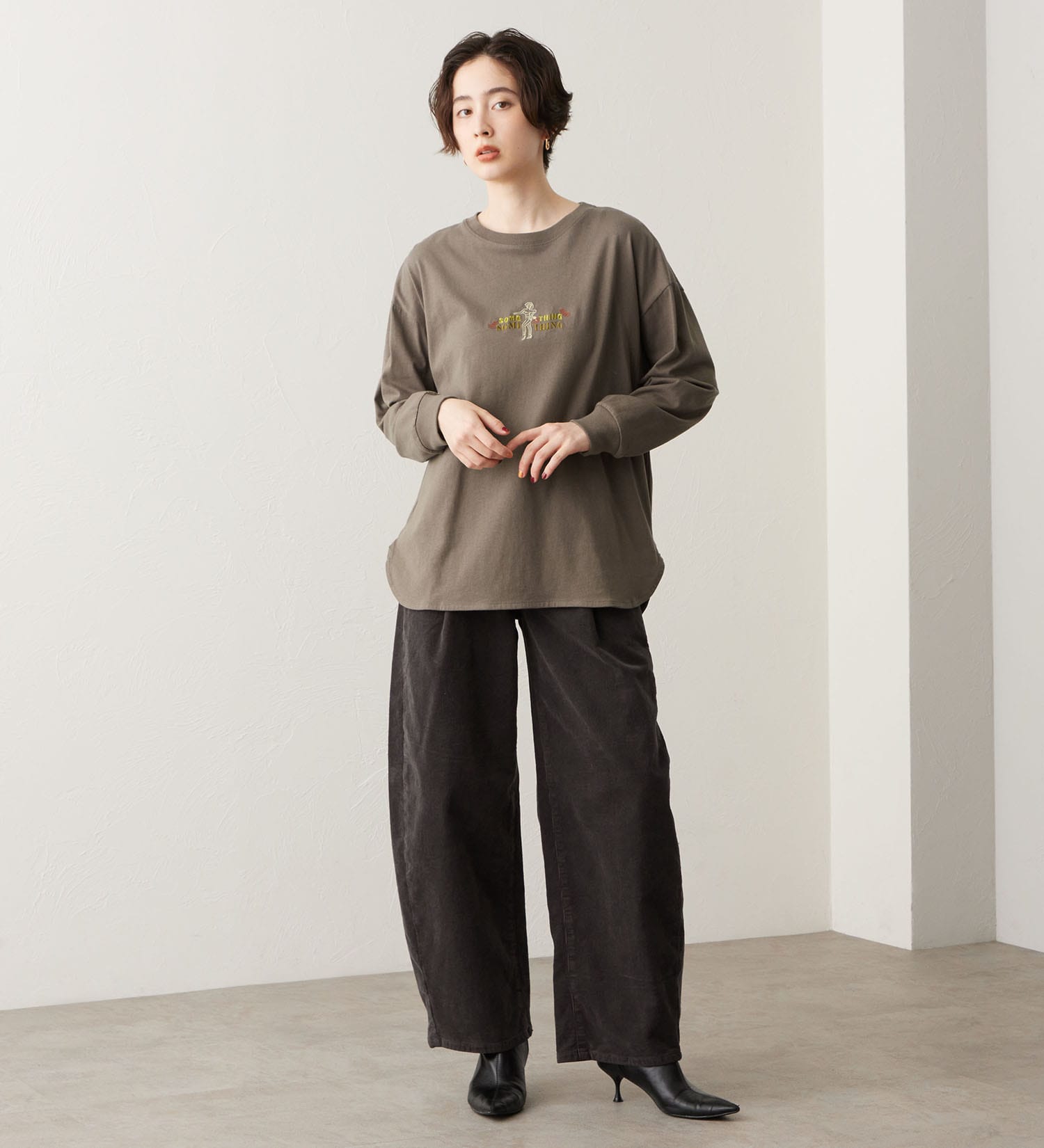 SOMETHING(サムシング)のSOMETHING ラウンドヘム長袖Tシャツ|トップス/Tシャツ/カットソー/レディース|チャコールグレー