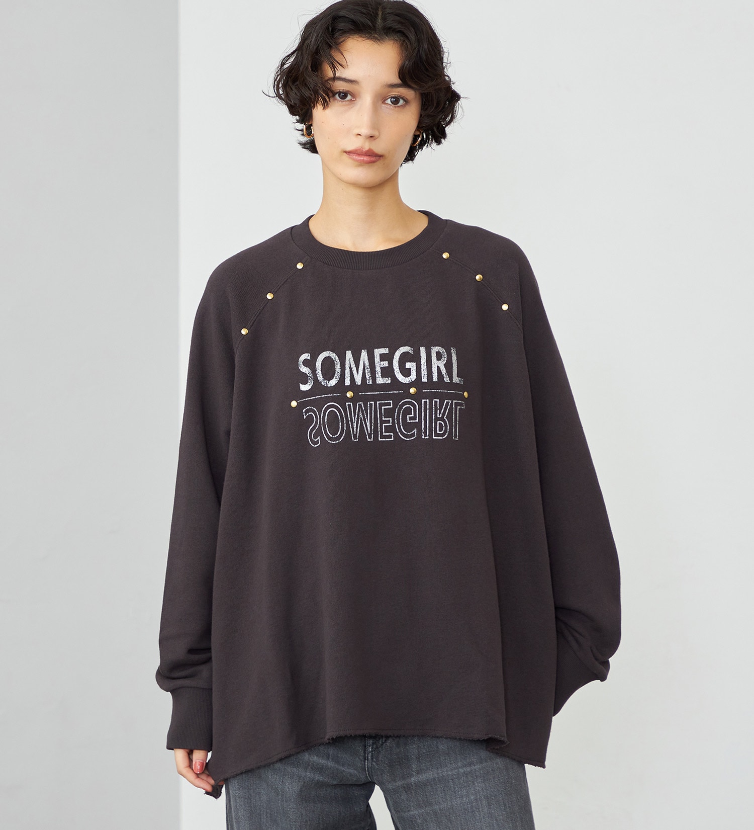 SOMETHING(サムシング)のSOMETHING スタッズフレアロゴスウェット|トップス/スウェット/レディース|チャコールグレー