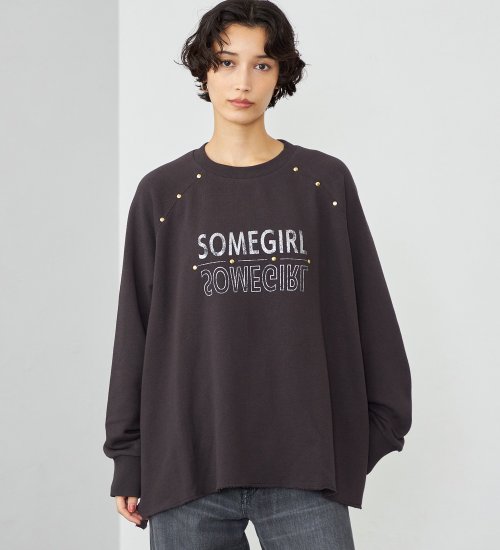 SOMETHING(サムシング)のSOMETHING スタッズフレアロゴスウェット|トップス/スウェット/レディース|チャコールグレー