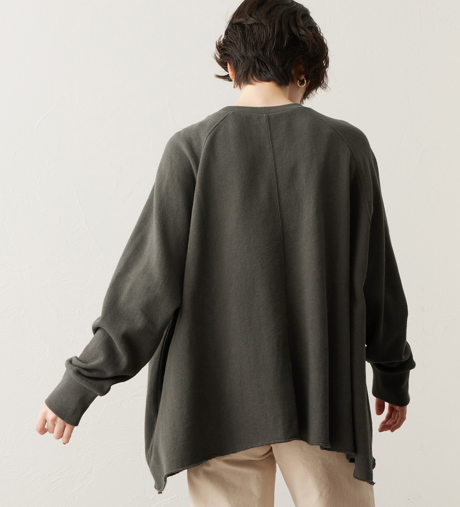 SOMETHING(サムシング)のSOMETHING フレアロゴスウェット【長袖】|トップス/スウェット/レディース|チャコールグレー