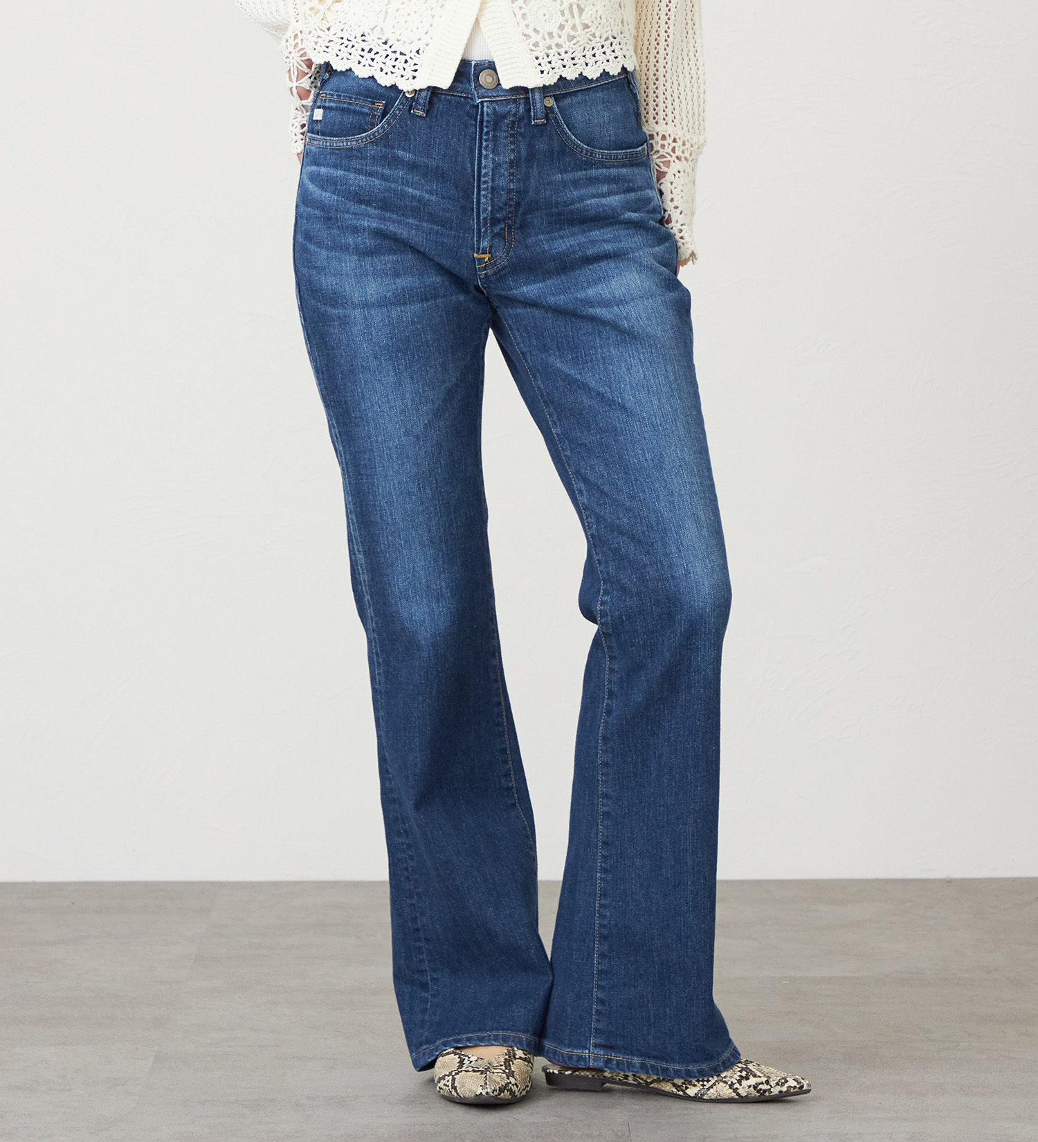 SOMETHING(サムシング)のSOMETHING LISA NOUVEAU FLARE/フレアデニムパンツ|パンツ/デニム/ジーンズパンツ/レディース|中色ブルー